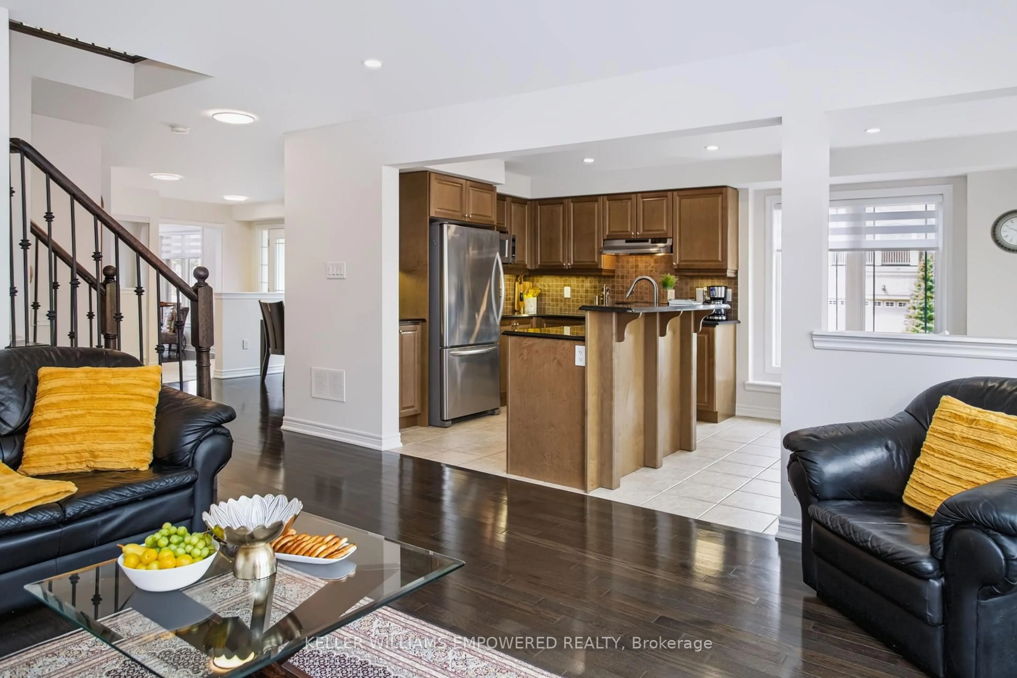 Open concept kitchen, ceramic/tile floor for 33 Winisk St, Richmond Hill Ontario L4E 0L5