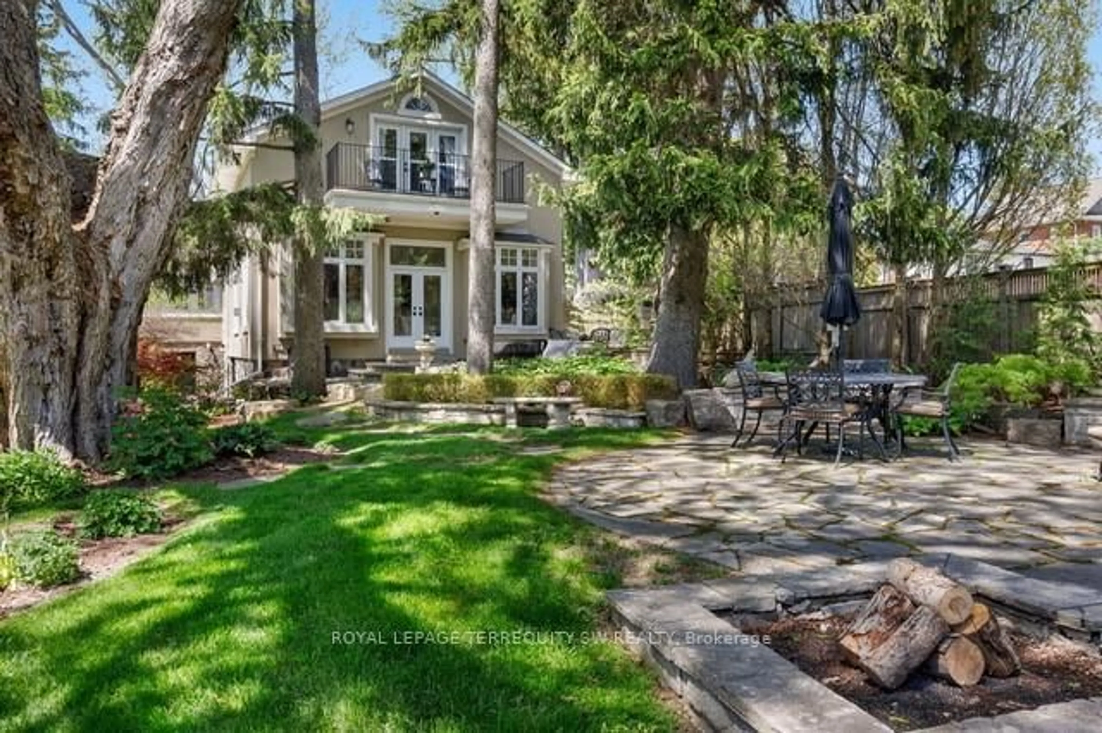 Patio, street for 41 Kennedy St, Aurora Ontario L4G 2L6
