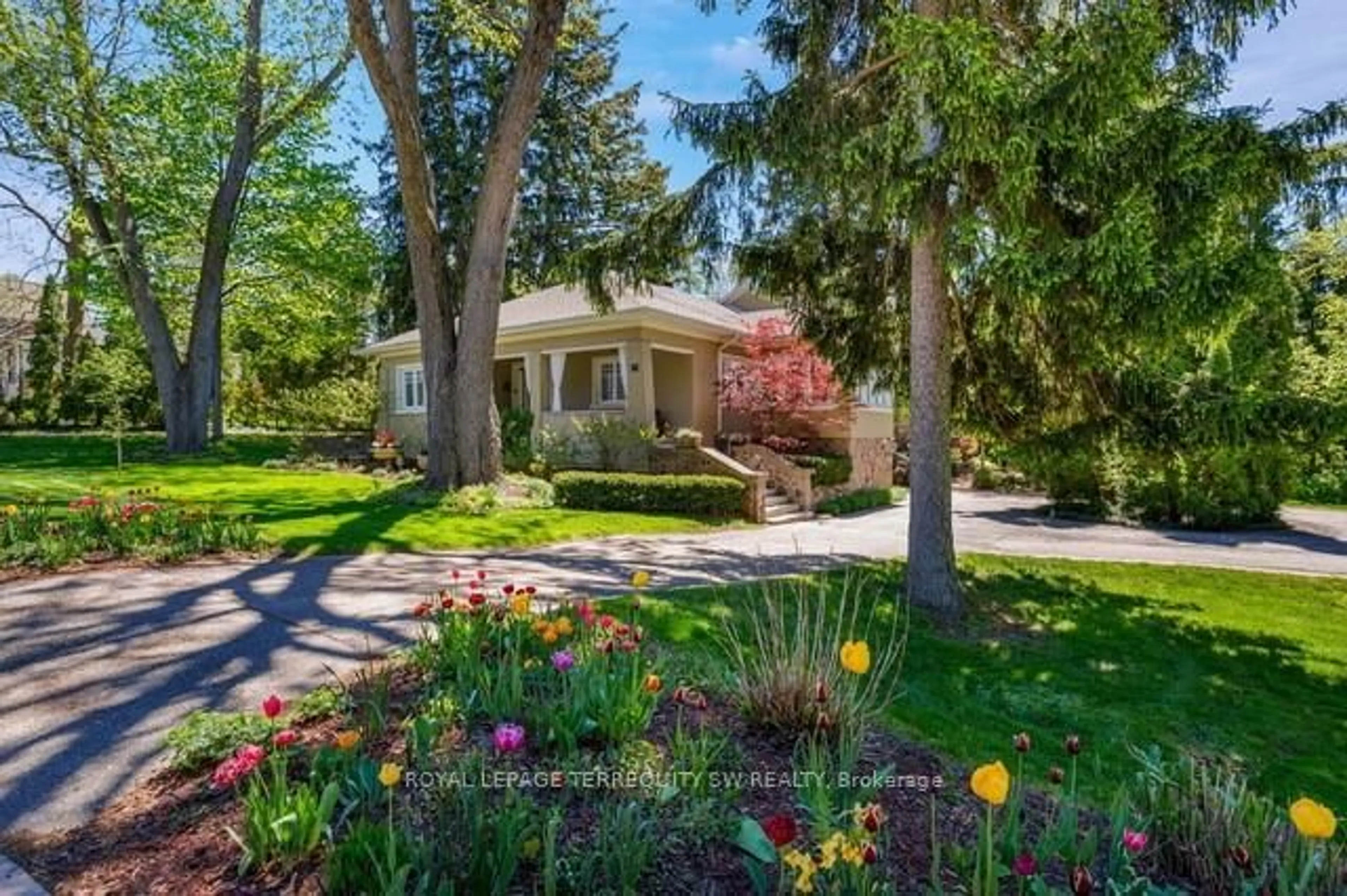 A pic from outside/outdoor area/front of a property/back of a property/a pic from drone, street for 41 Kennedy St, Aurora Ontario L4G 2L6