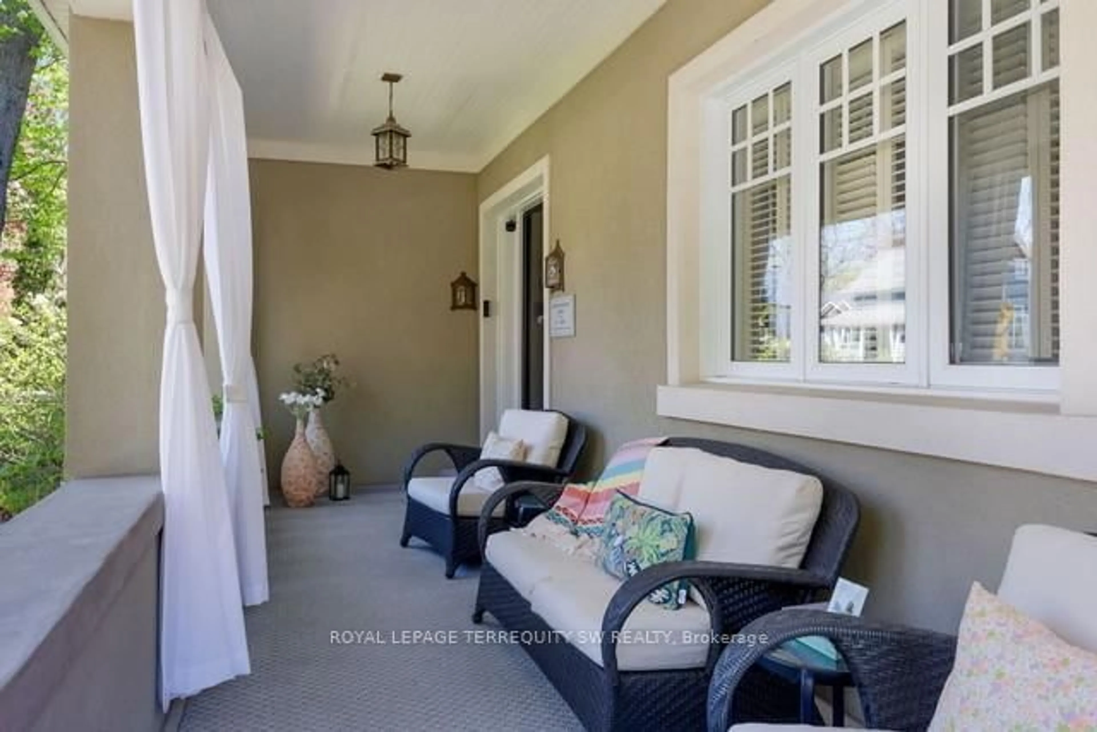 Patio, street for 41 Kennedy St, Aurora Ontario L4G 2L6