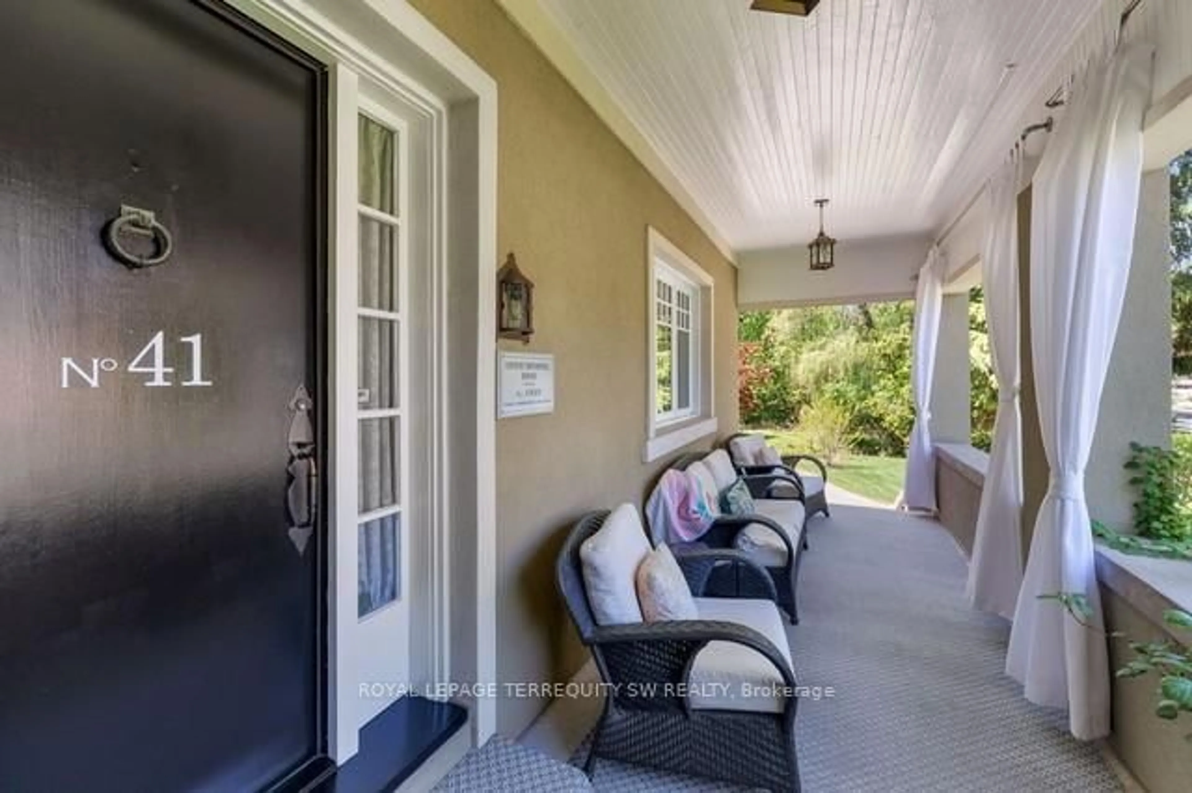 Indoor entryway for 41 Kennedy St, Aurora Ontario L4G 2L6