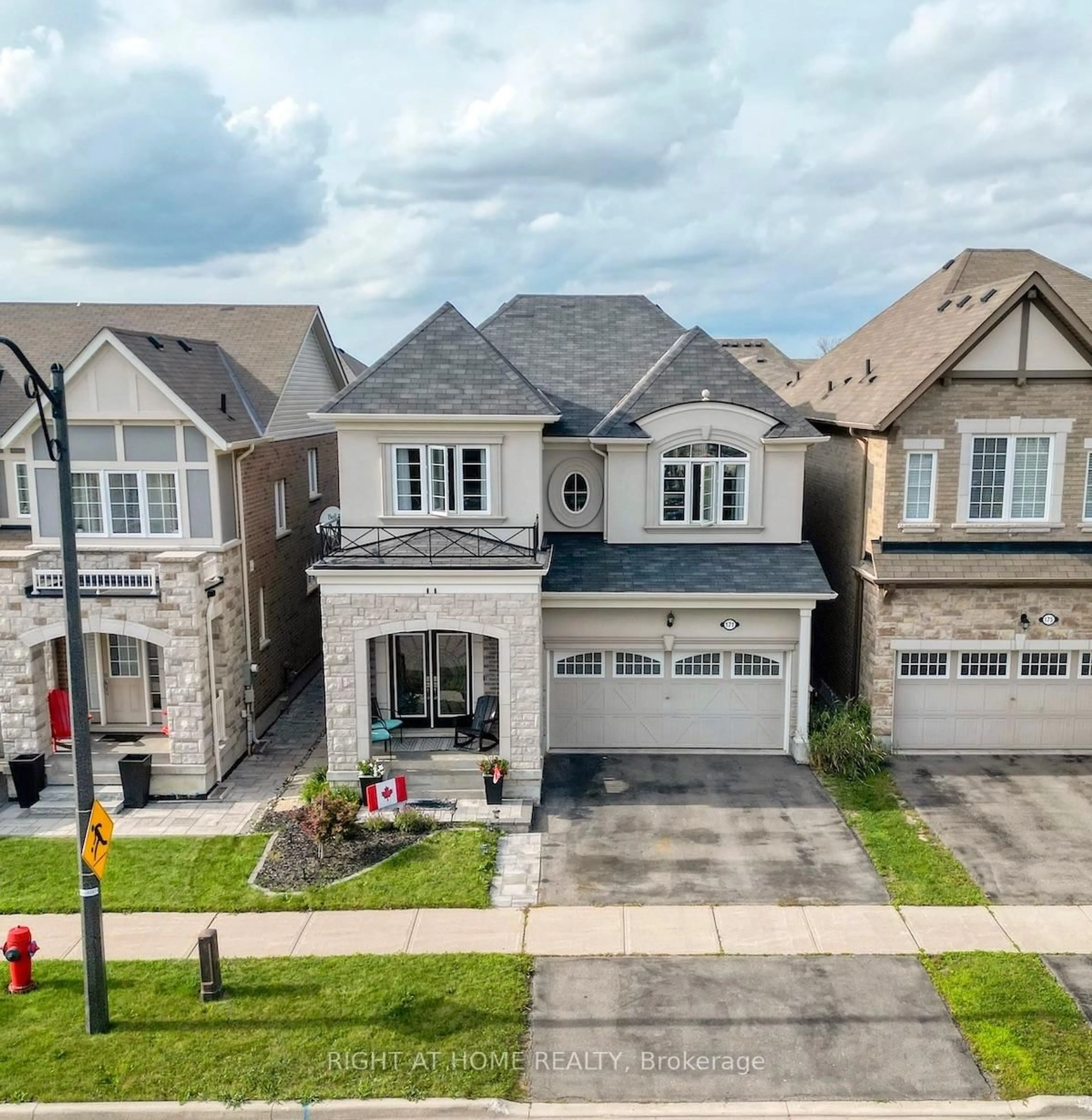 A pic from outside/outdoor area/front of a property/back of a property/a pic from drone, street for 171 Thomas Phillips Dr, Aurora Ontario L4G 0X9