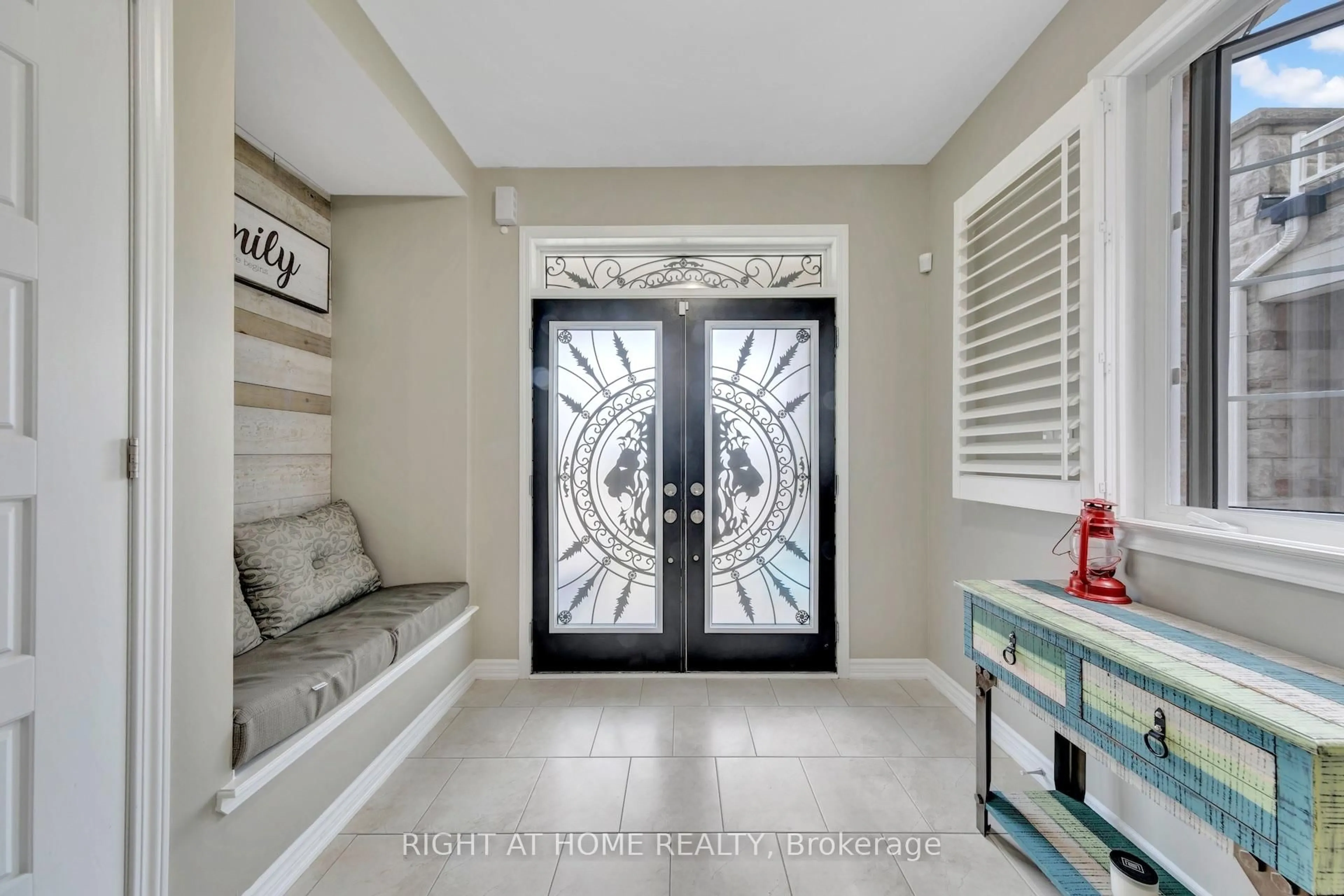 Indoor entryway for 171 Thomas Phillips Dr, Aurora Ontario L4G 0X9