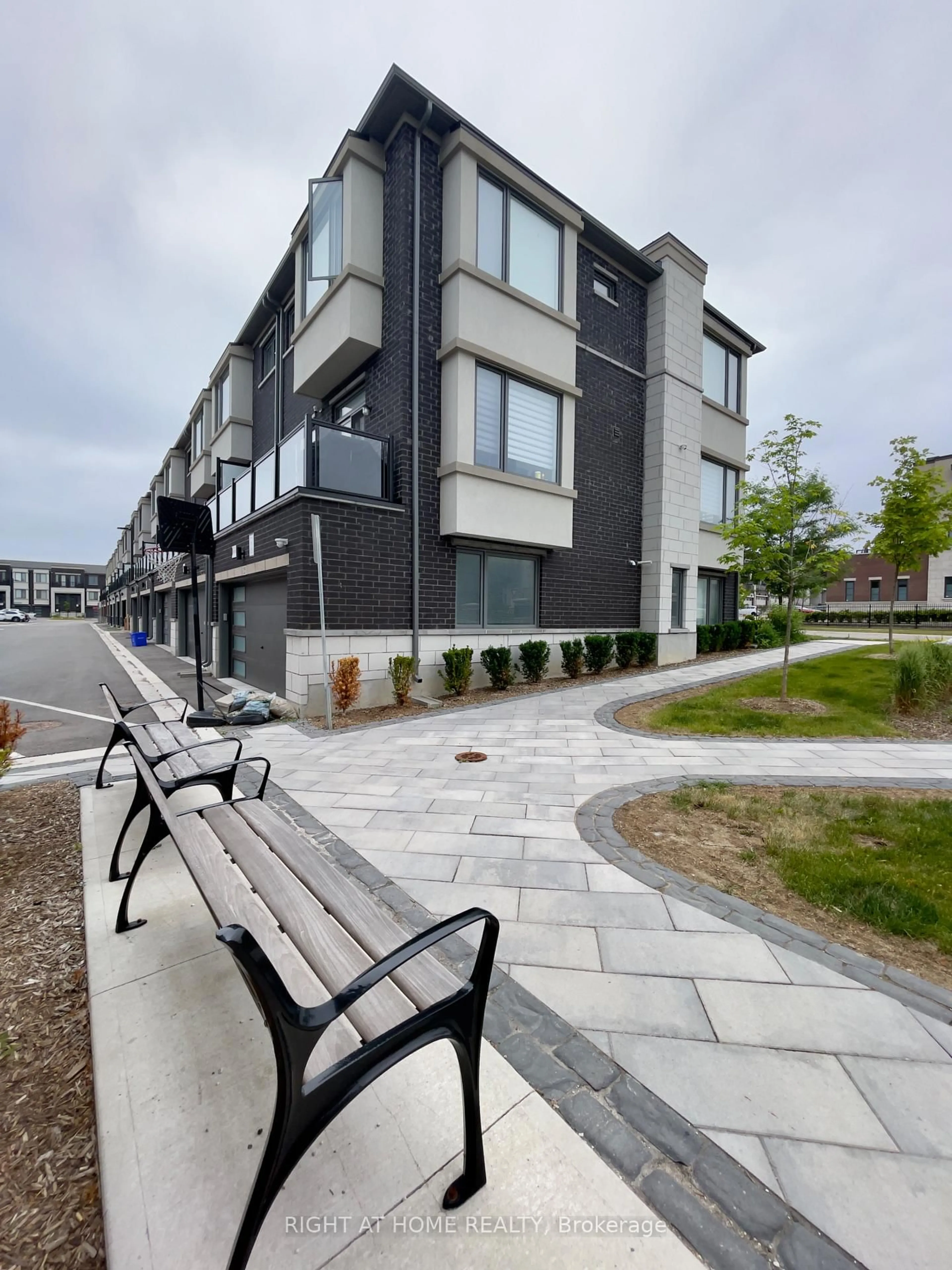 Patio, street for 125 Crimson Forest Dr, Vaughan Ontario L6A 5C4