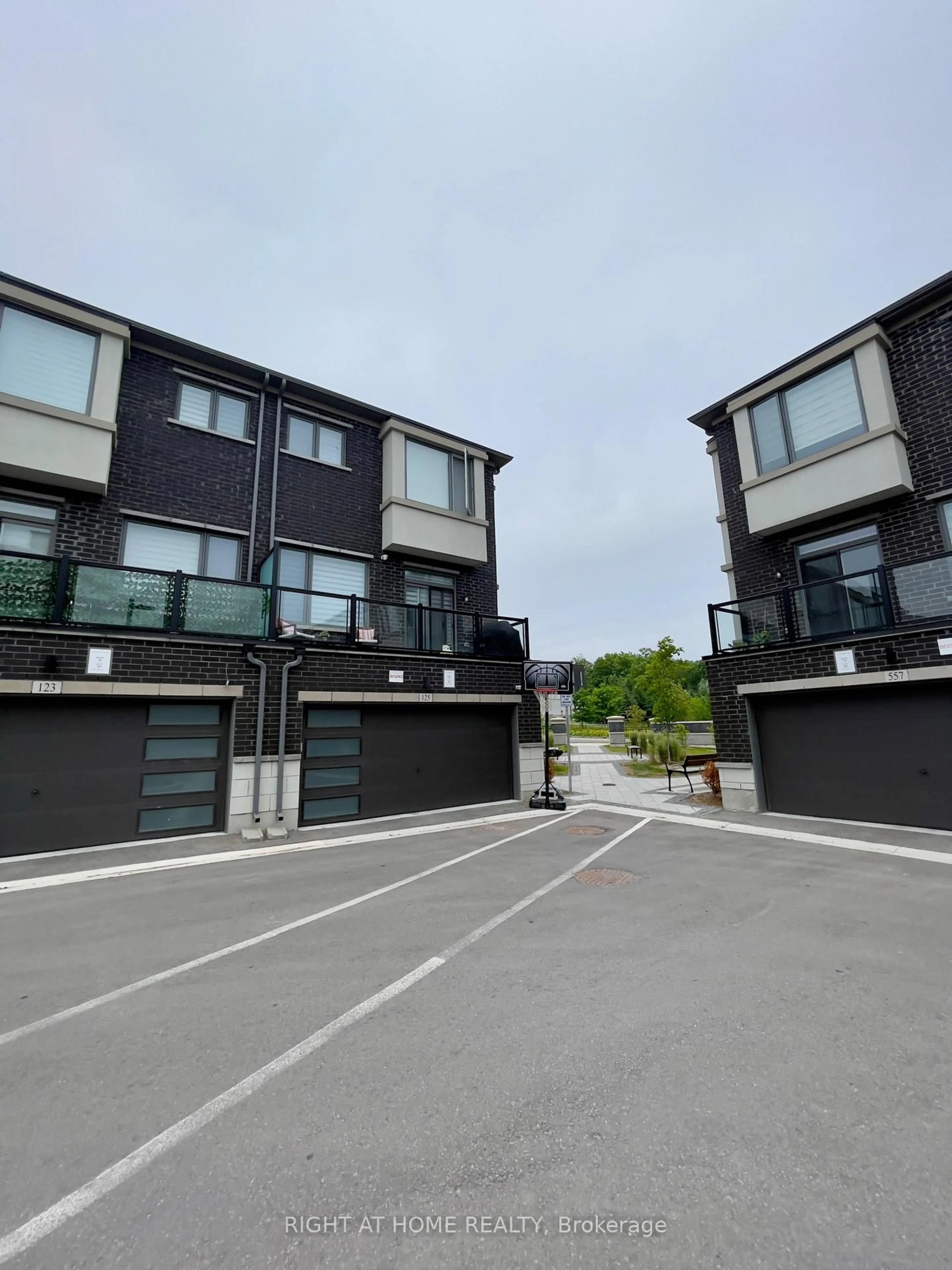 A pic from outside/outdoor area/front of a property/back of a property/a pic from drone, street for 125 Crimson Forest Dr, Vaughan Ontario L6A 5C4