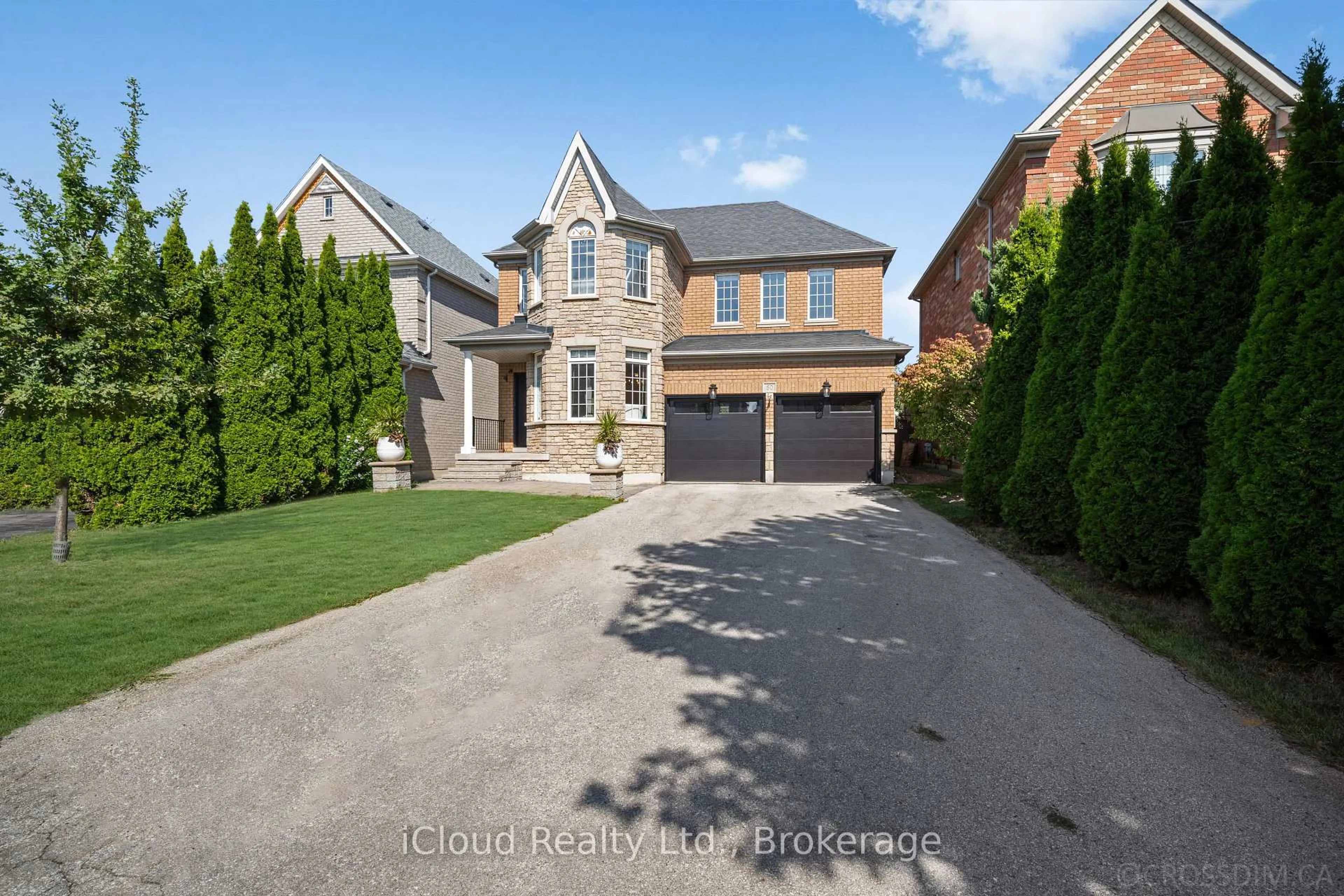 A pic from outside/outdoor area/front of a property/back of a property/a pic from drone, street for 60 Tuscana Blvd, Vaughan Ontario L4K 5J5