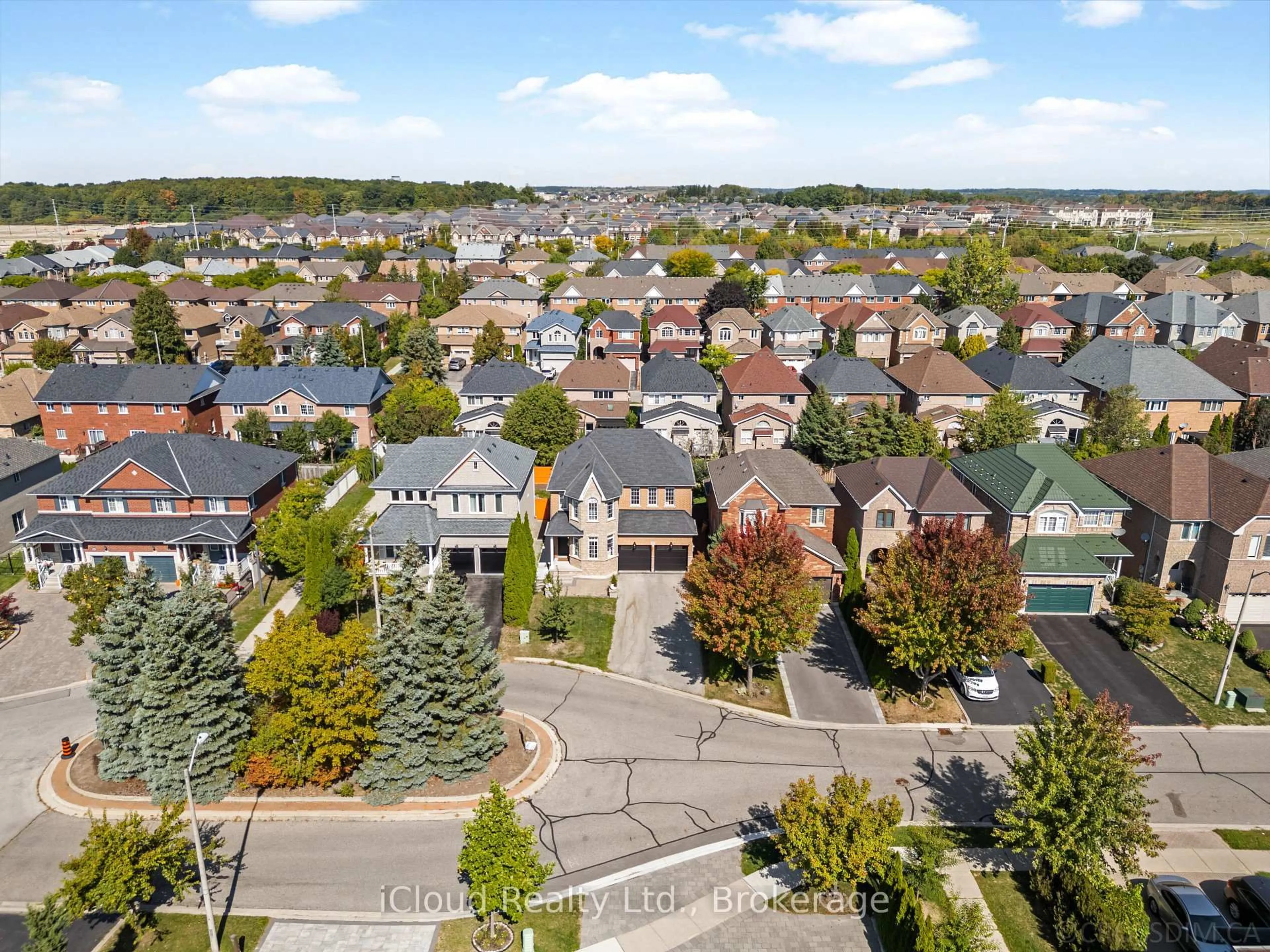 A pic from outside/outdoor area/front of a property/back of a property/a pic from drone, street for 60 Tuscana Blvd, Vaughan Ontario L4K 5J5