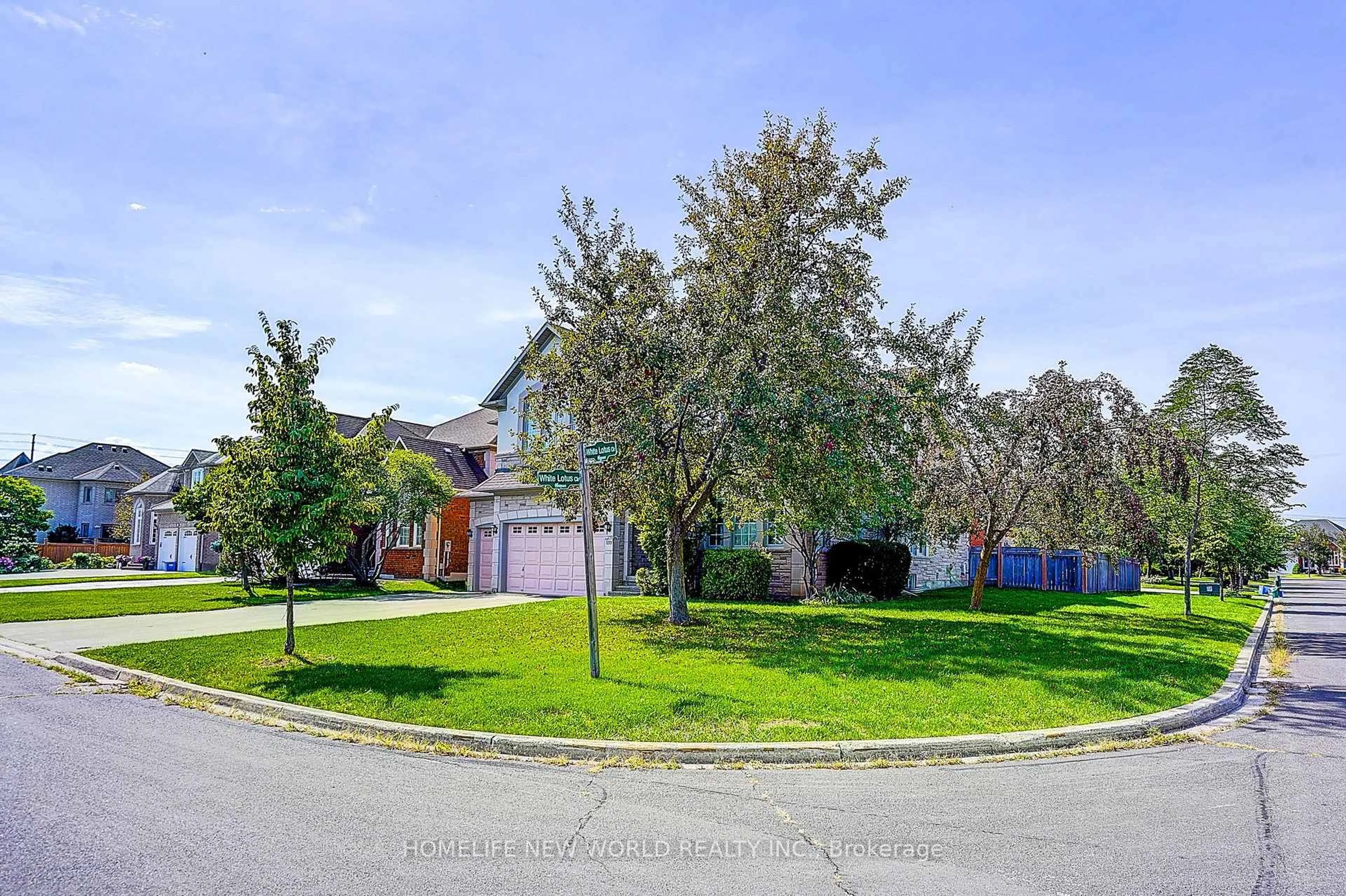 A pic from outside/outdoor area/front of a property/back of a property/a pic from drone, street for 133 White Lotus Circ, Markham Ontario L6C 1V7