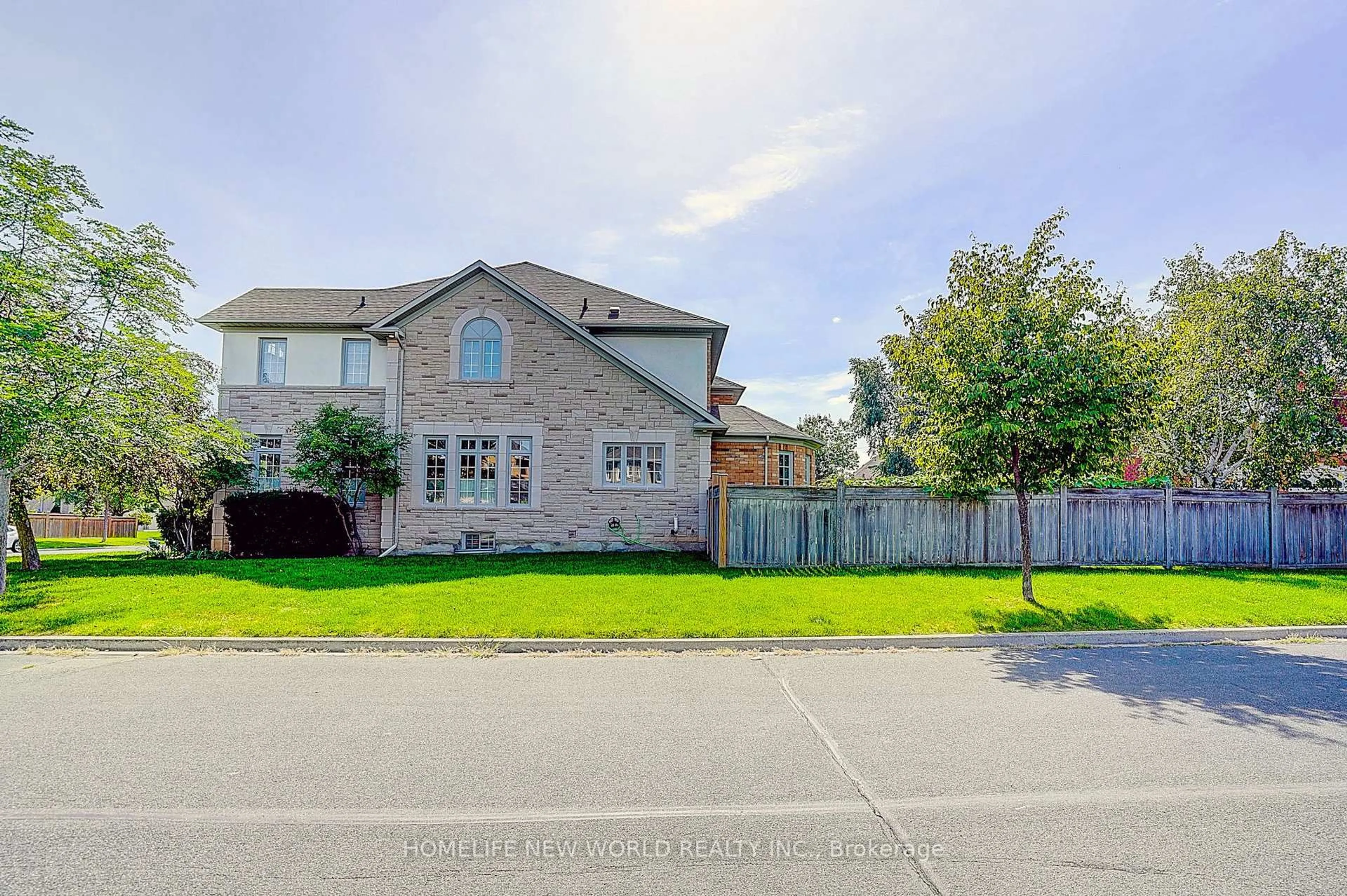 A pic from outside/outdoor area/front of a property/back of a property/a pic from drone, street for 133 White Lotus Circ, Markham Ontario L6C 1V7
