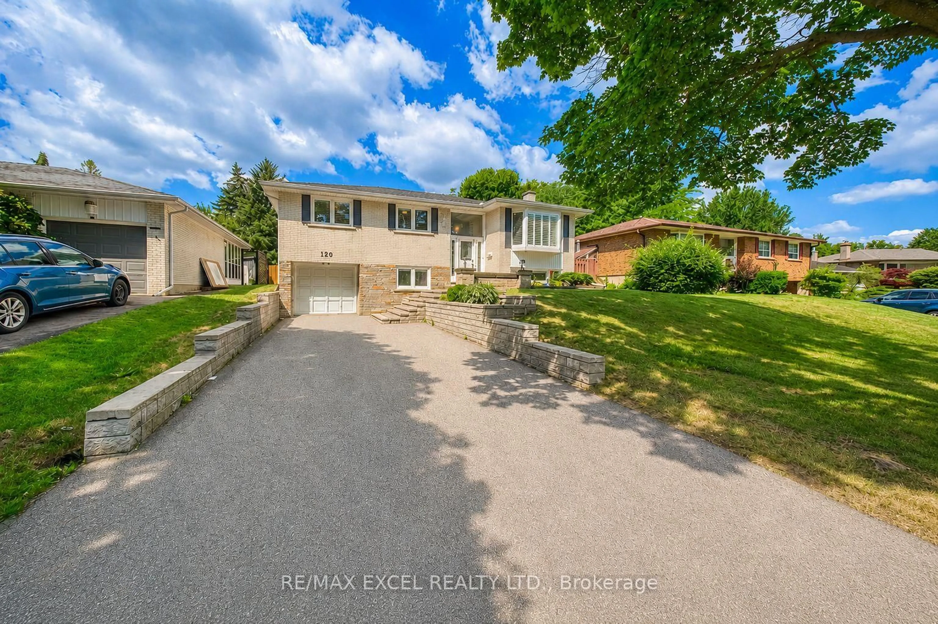A pic from outside/outdoor area/front of a property/back of a property/a pic from drone, street for 120 Drakefield Rd, Markham Ontario L3P 1H1