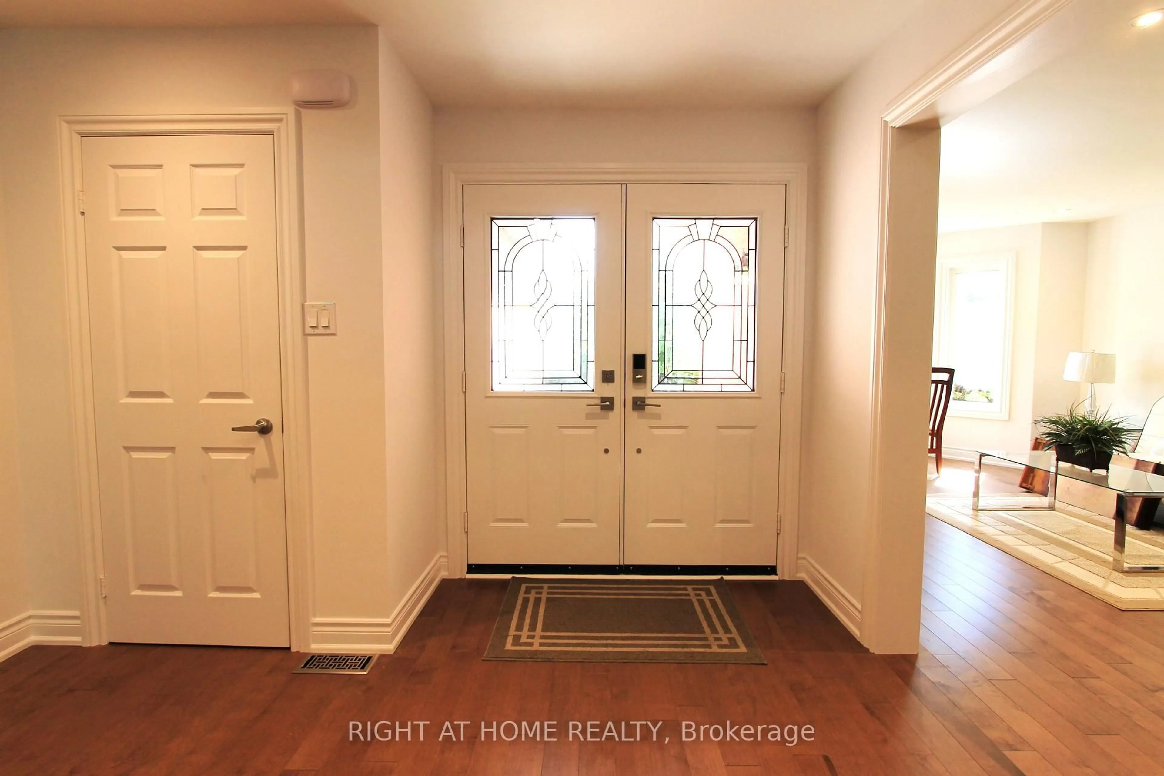 Indoor entryway for 4 Kirkland Crt, Richmond Hill Ontario L4C 9H3
