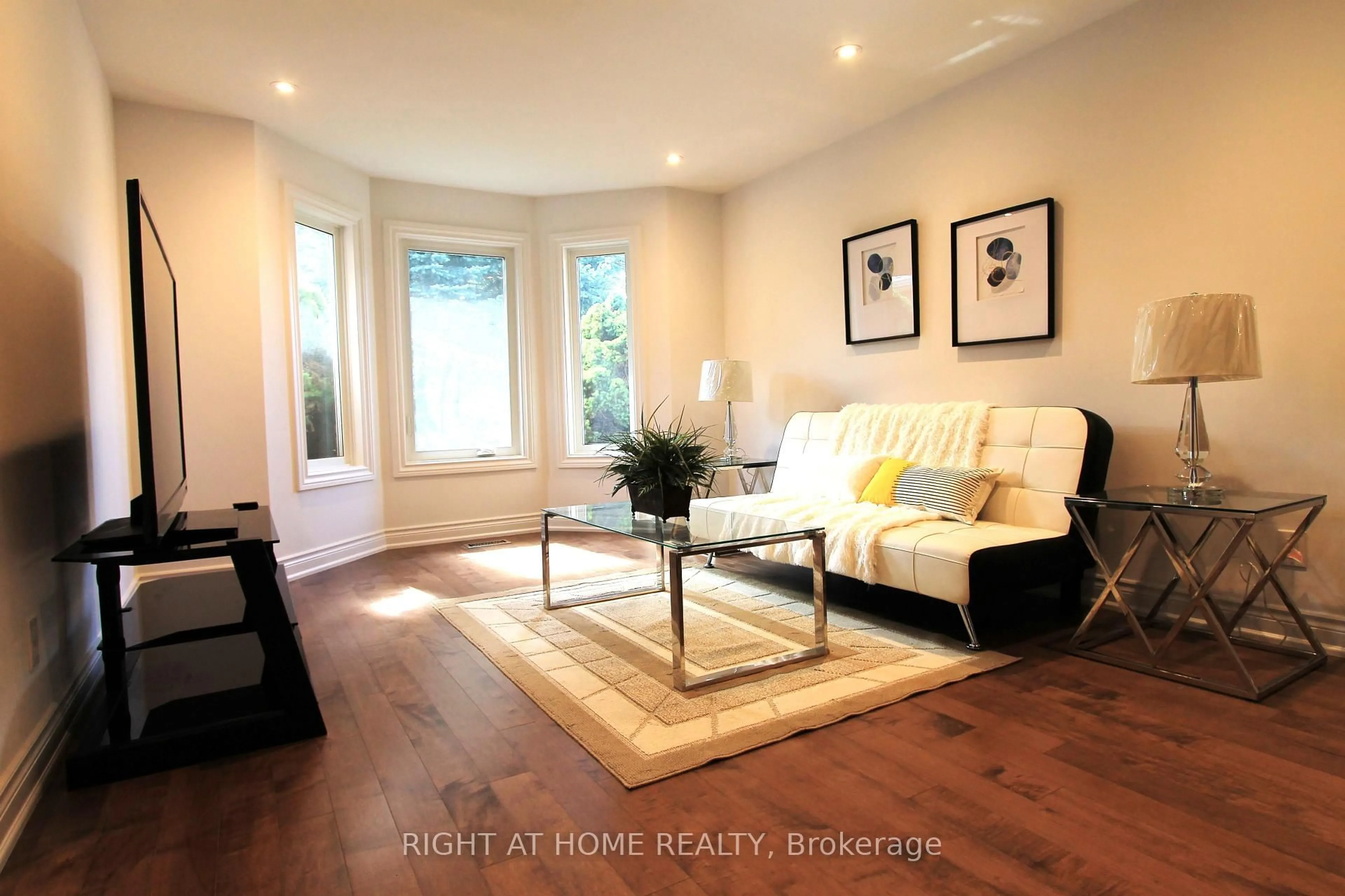 Living room with furniture, wood/laminate floor for 4 Kirkland Crt, Richmond Hill Ontario L4C 9H3