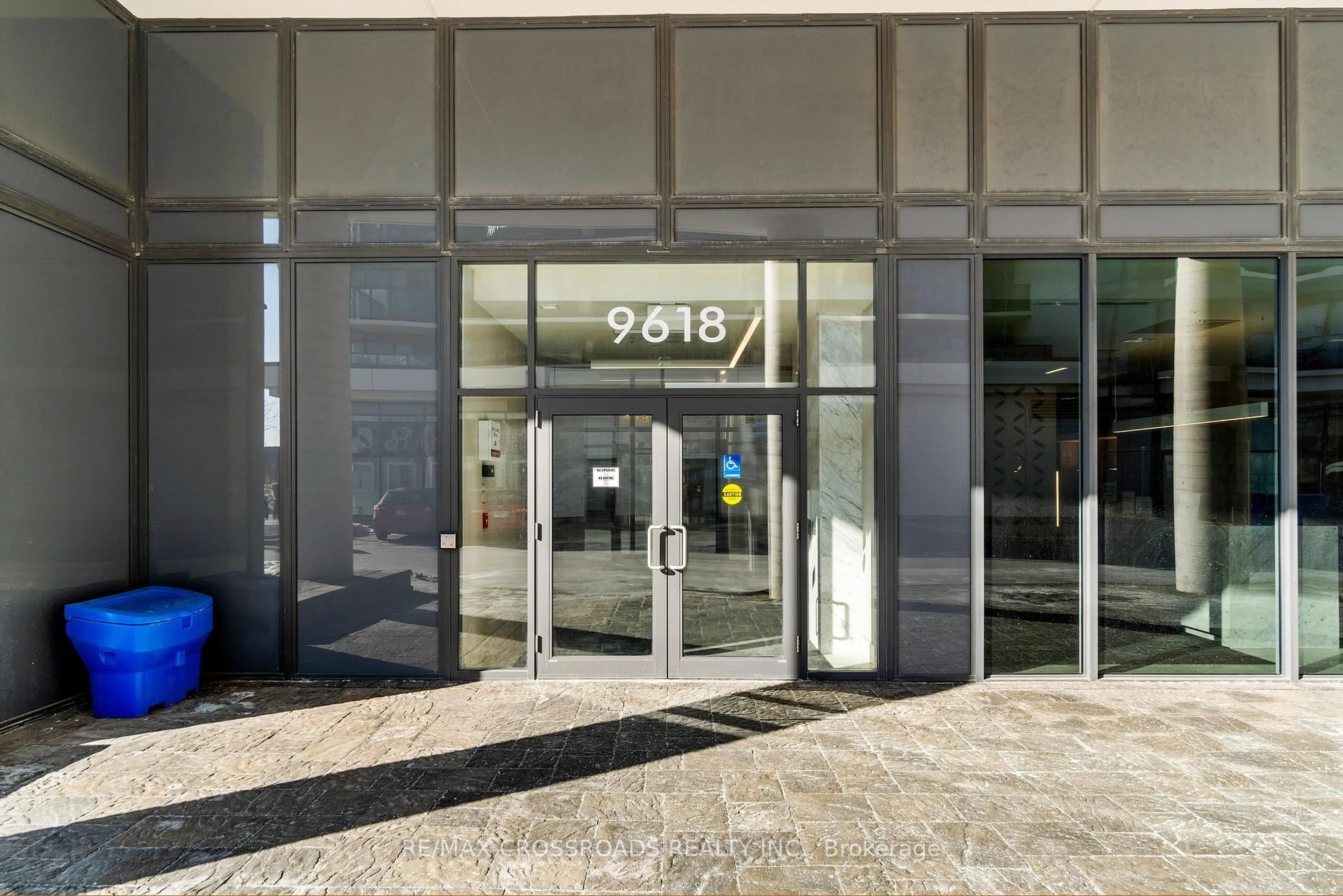 Indoor foyer for 9618 Yonge St #TH102, Richmond Hill Ontario L4C 0X5