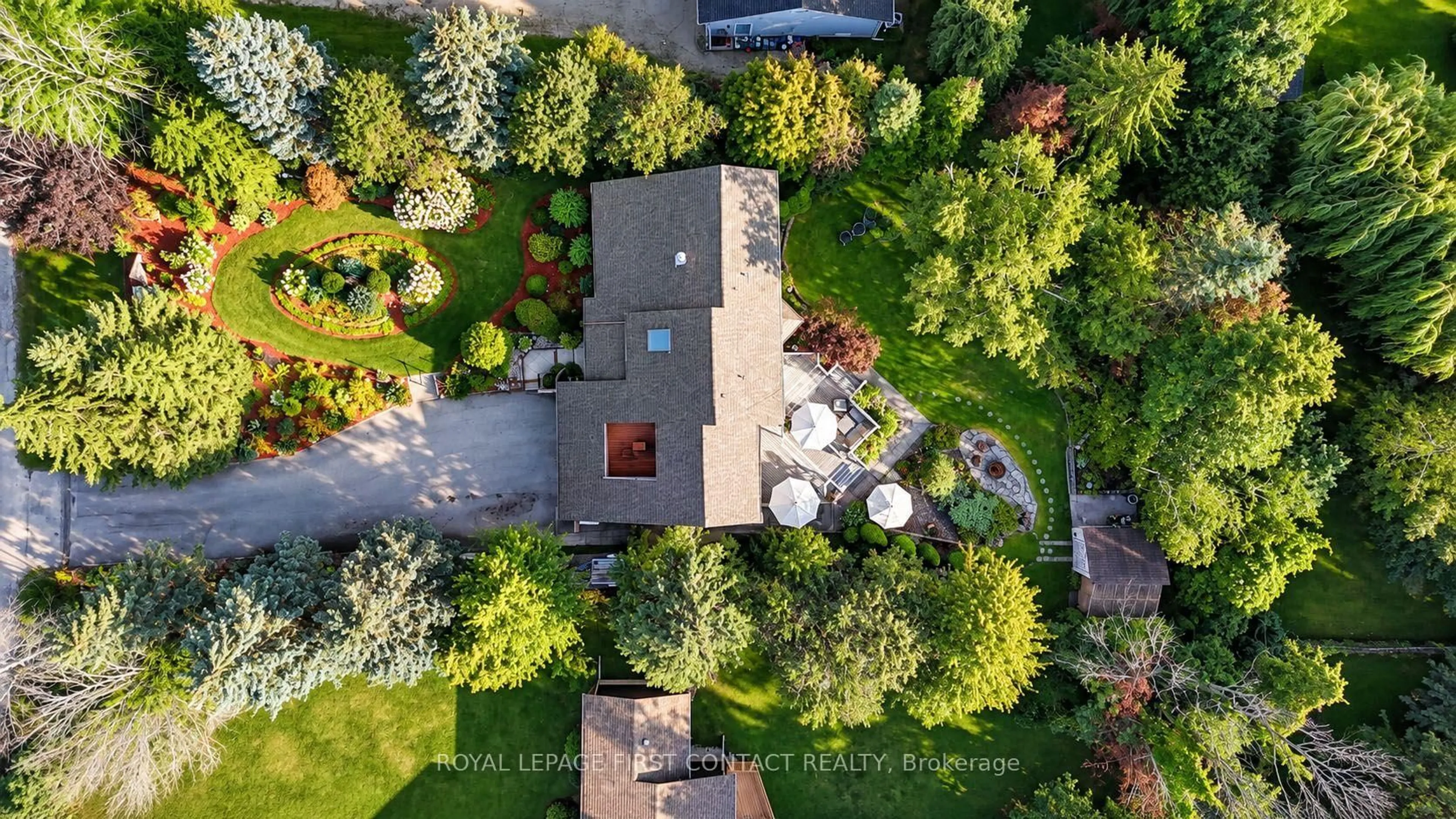 A pic from outside/outdoor area/front of a property/back of a property/a pic from drone, street for 3847 West St, Innisfil Ontario L9S 2L8