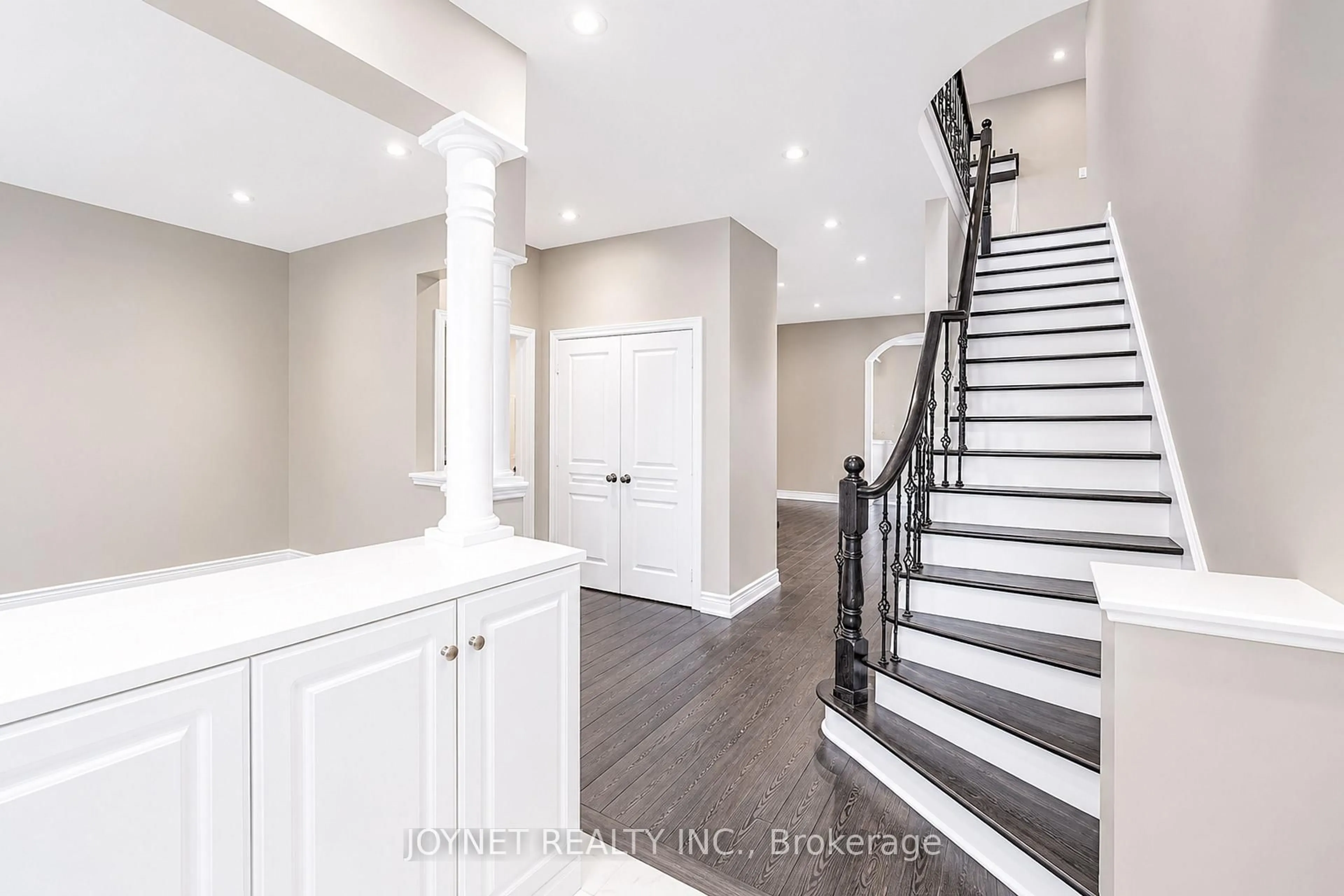 Indoor entryway for 36 Newbridge Ave, Richmond Hill Ontario L4E 3Z9