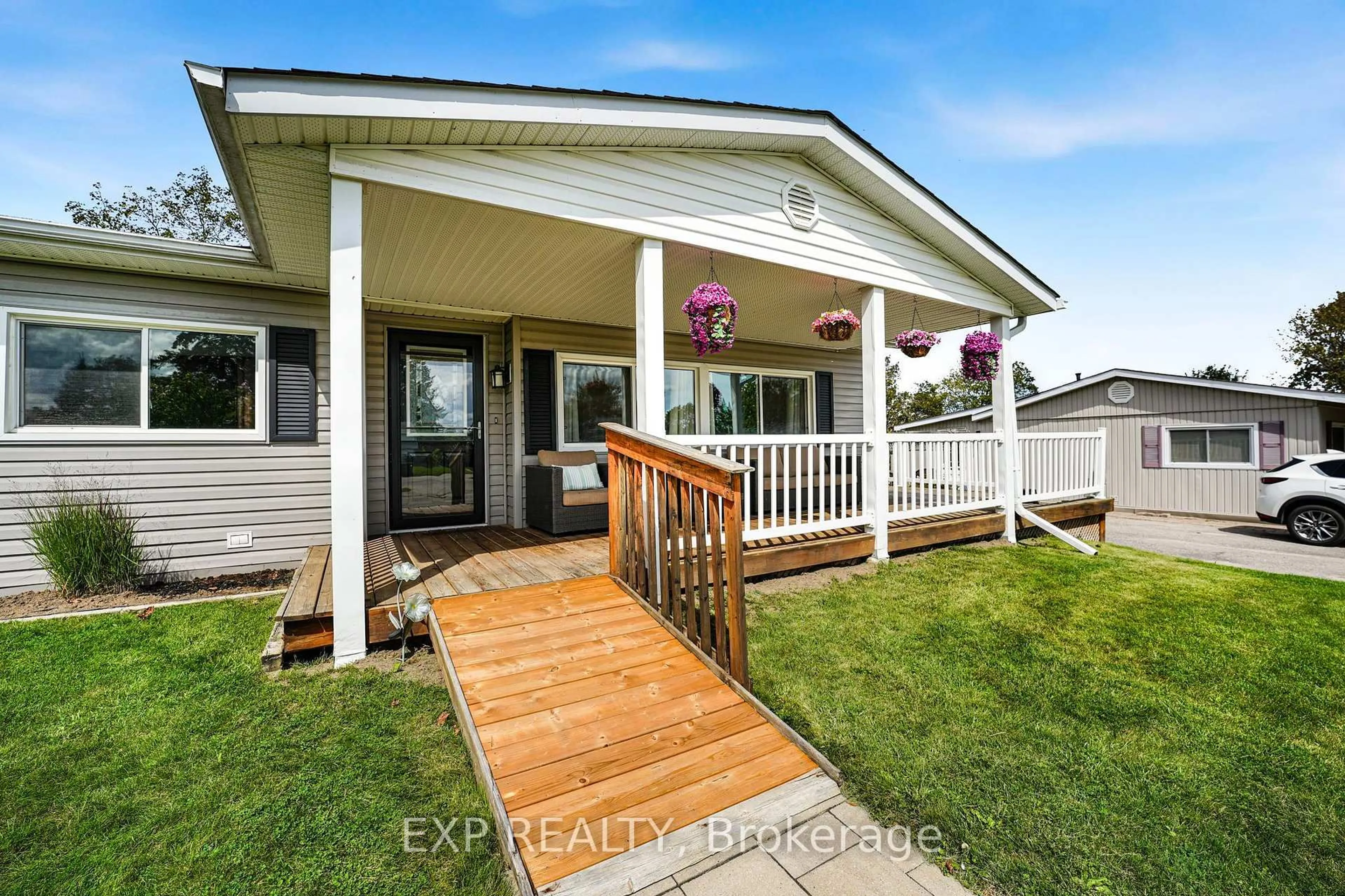 Home with vinyl exterior material, unknown for 4 Fairbirch Crt, Innisfil Ontario L9S 1R2