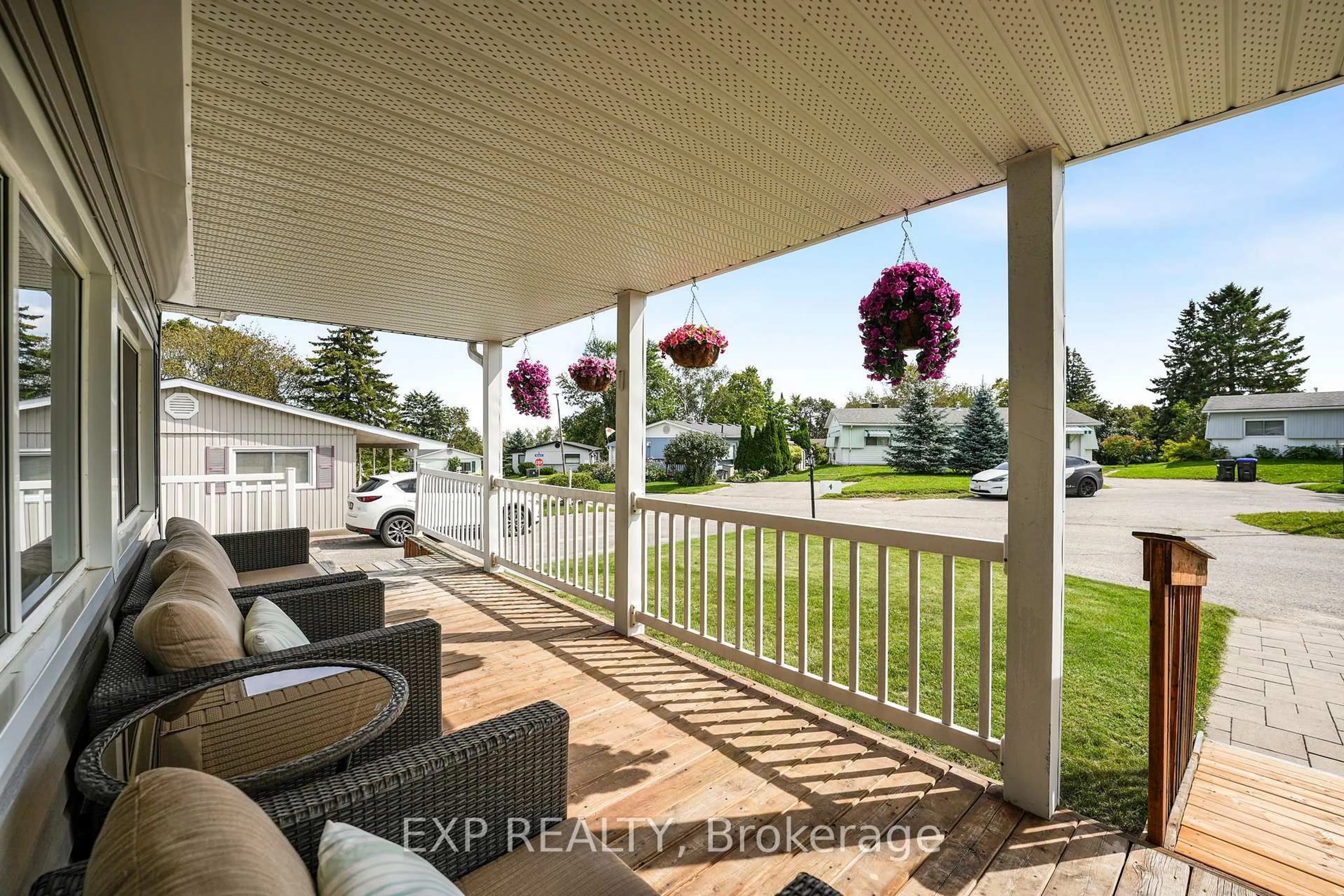 Patio, water/lake/river/ocean view for 4 Fairbirch Crt, Innisfil Ontario L9S 1R2