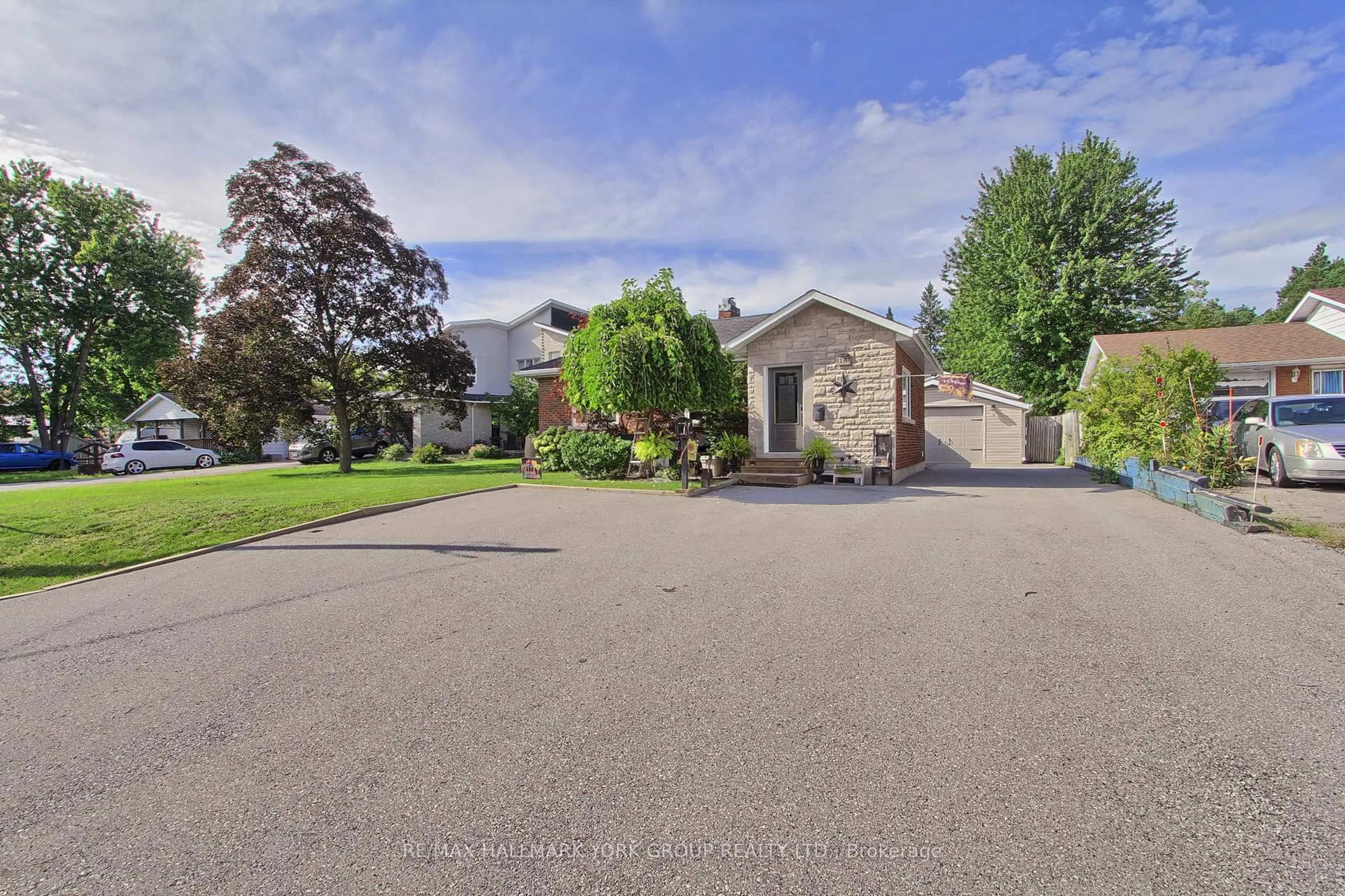 A pic from outside/outdoor area/front of a property/back of a property/a pic from drone, street for 14 Bowers Rd, East Gwillimbury Ontario L9N 1J2