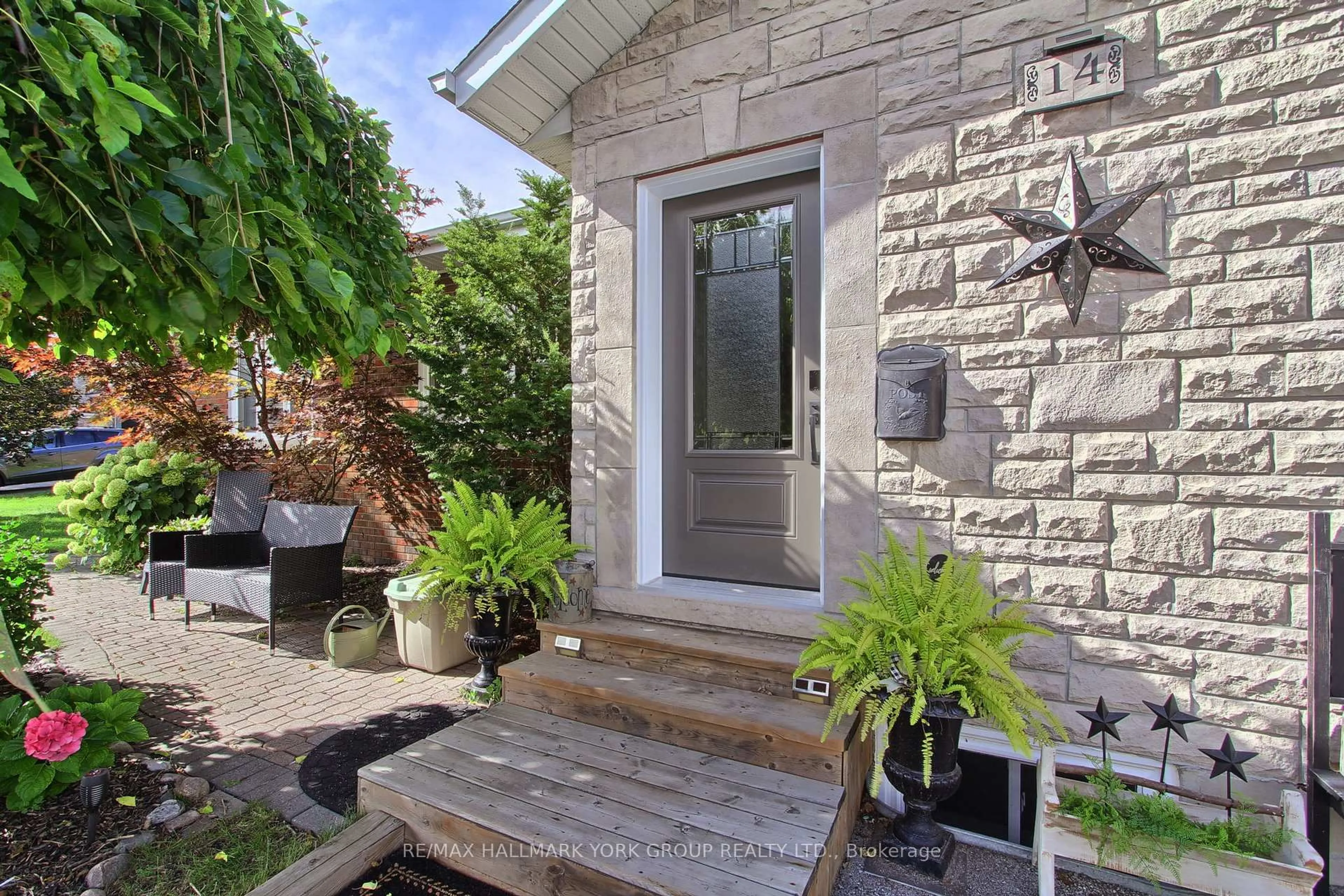 Patio, street for 14 Bowers Rd, East Gwillimbury Ontario L9N 1J2