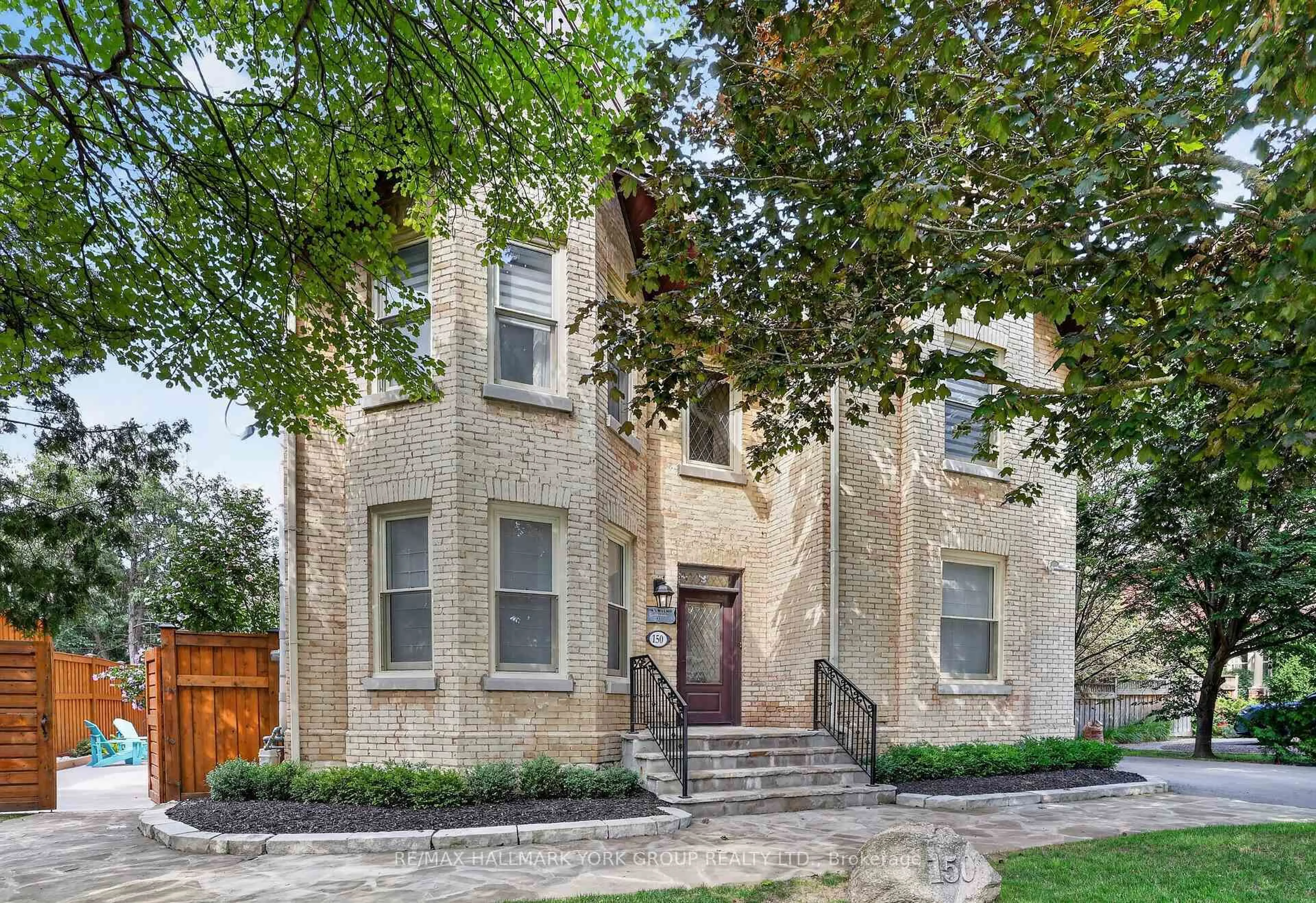 Home with brick exterior material, street for 150 Lorne Ave, Newmarket Ontario L3Y 4J7