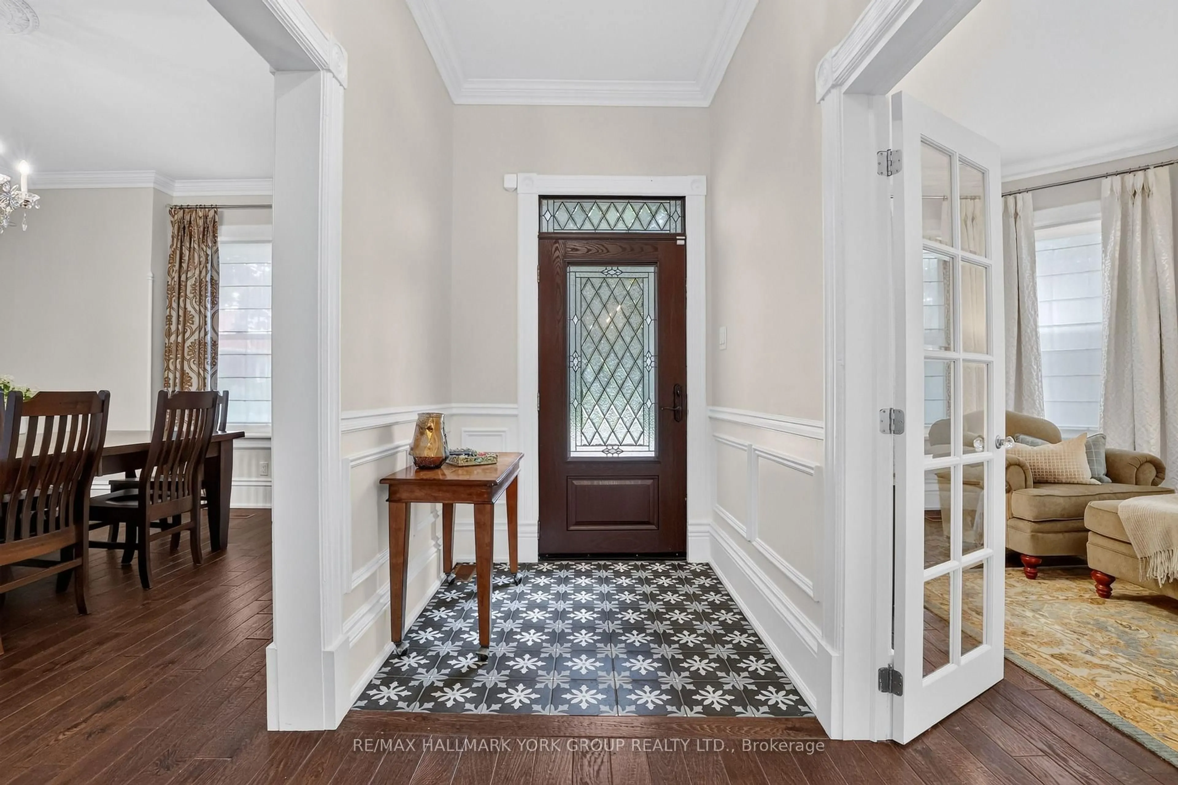 Indoor entryway for 150 Lorne Ave, Newmarket Ontario L3Y 4J7