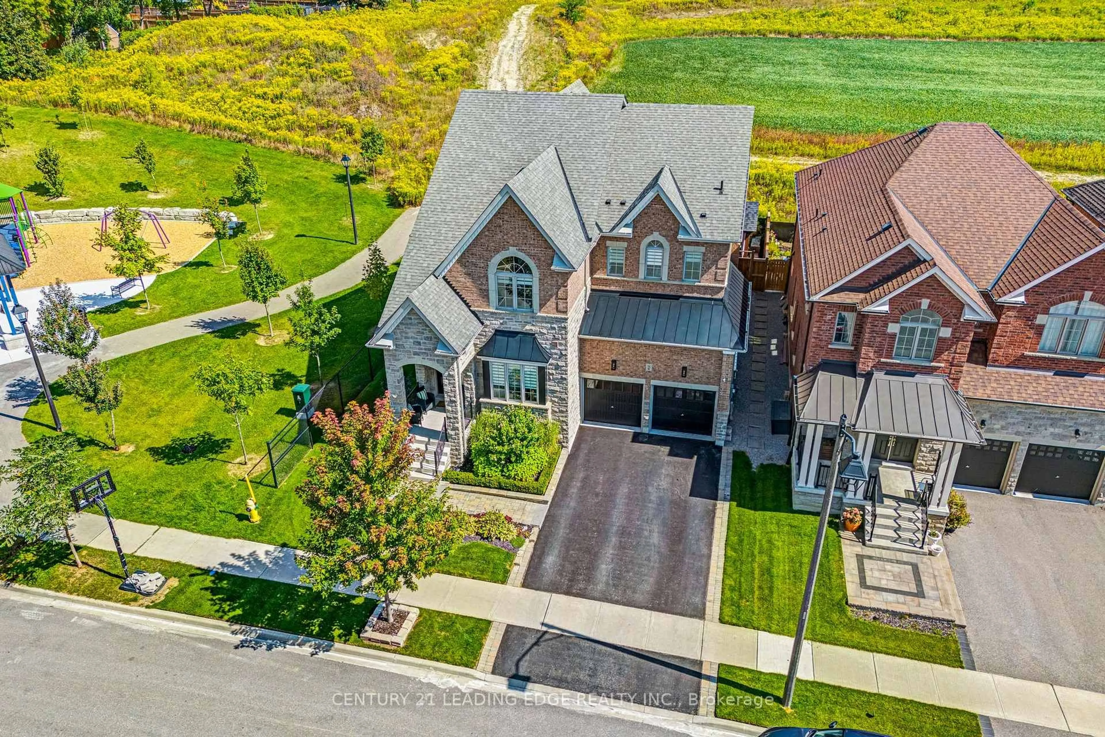 A pic from outside/outdoor area/front of a property/back of a property/a pic from drone, street for 56 Walter Tunny Cres, East Gwillimbury Ontario L9N 0R4