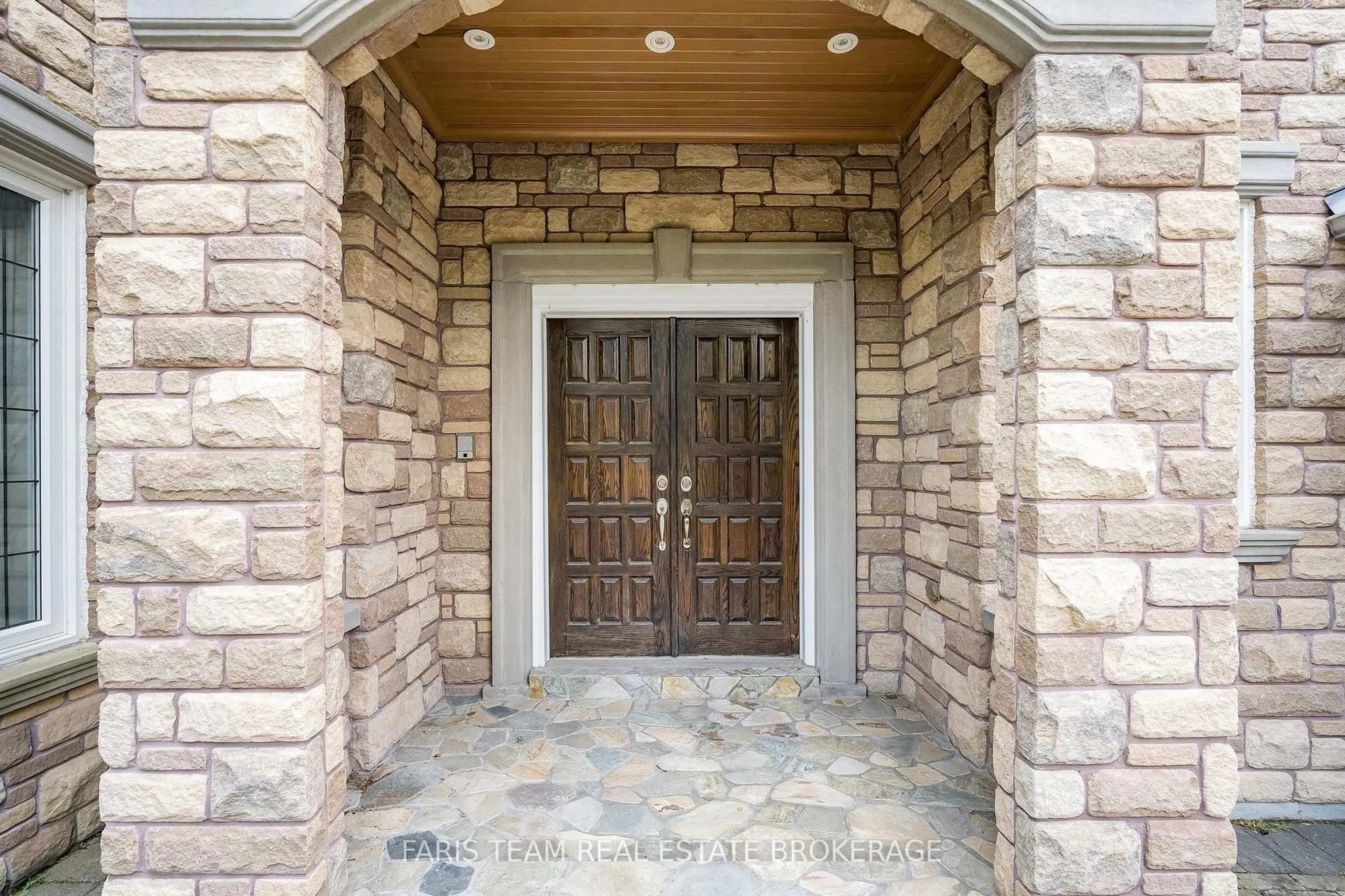 Indoor entryway for 15 Clarendon Dr, Richmond Hill Ontario L4B 2Z4