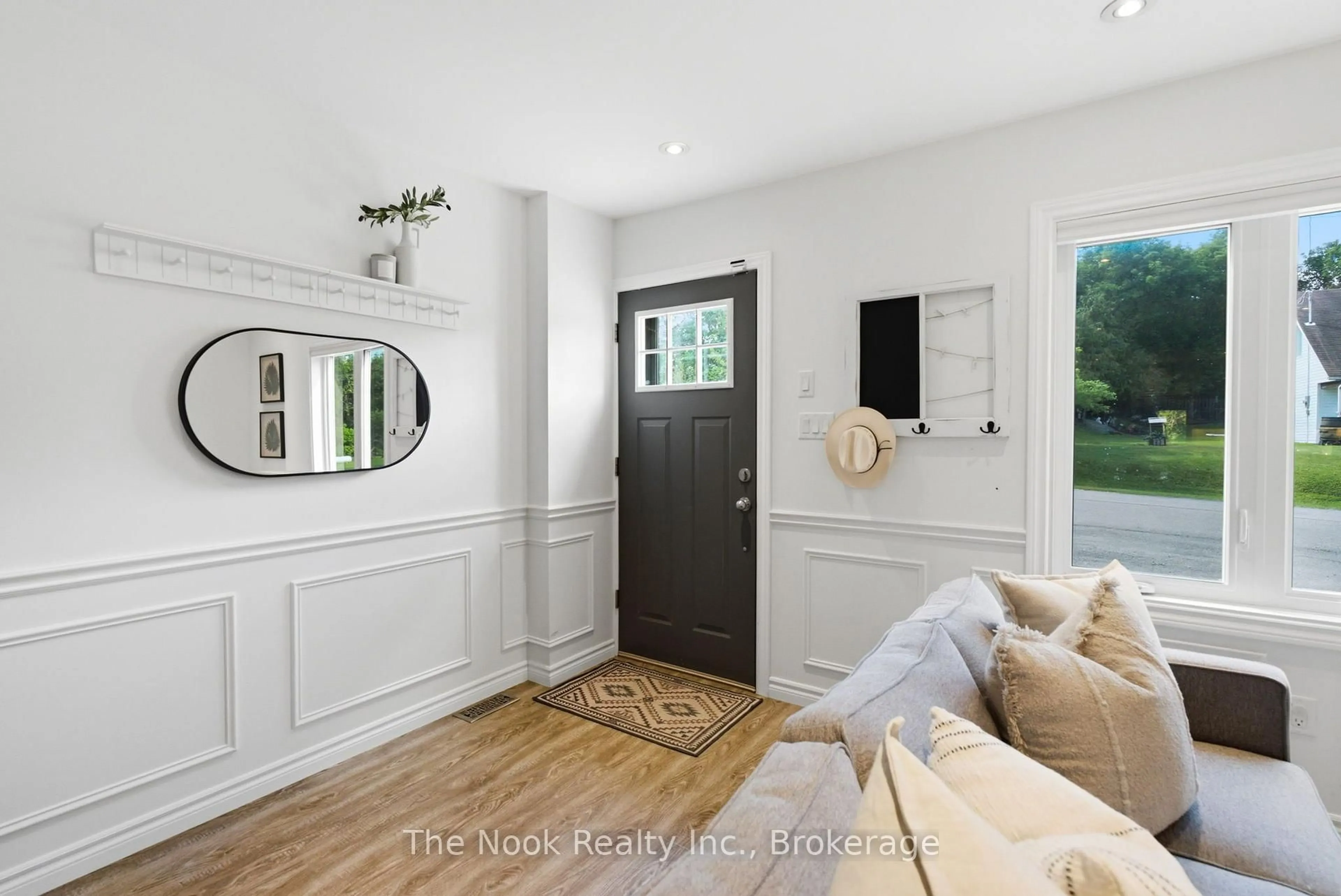 Indoor entryway for 7168 Old Shiloh Rd, Georgina Ontario L0E 1N0