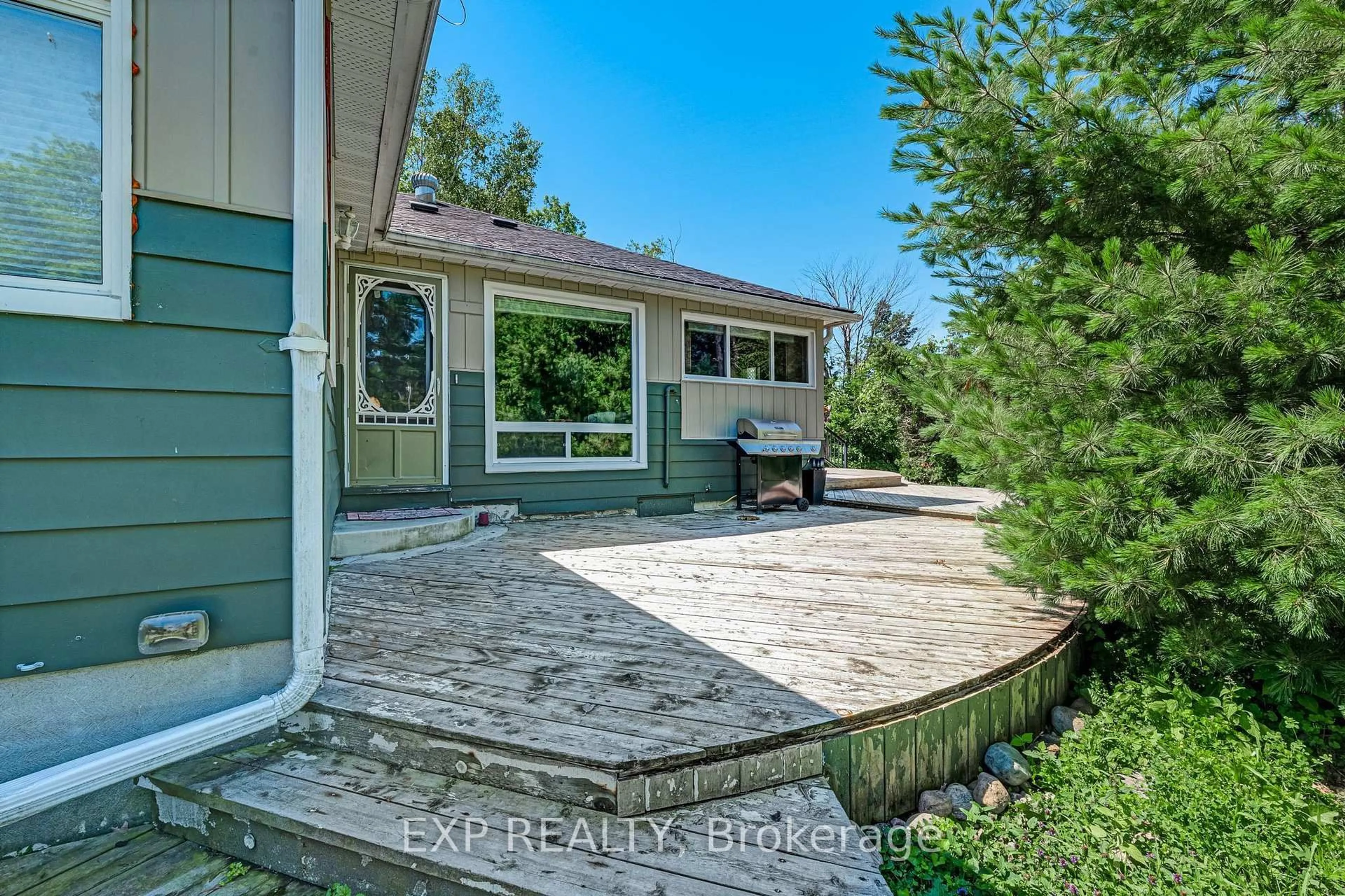 A pic from outside/outdoor area/front of a property/back of a property/a pic from drone, street for 3909 Richview Rd, Innisfil Ontario L9S 2L7