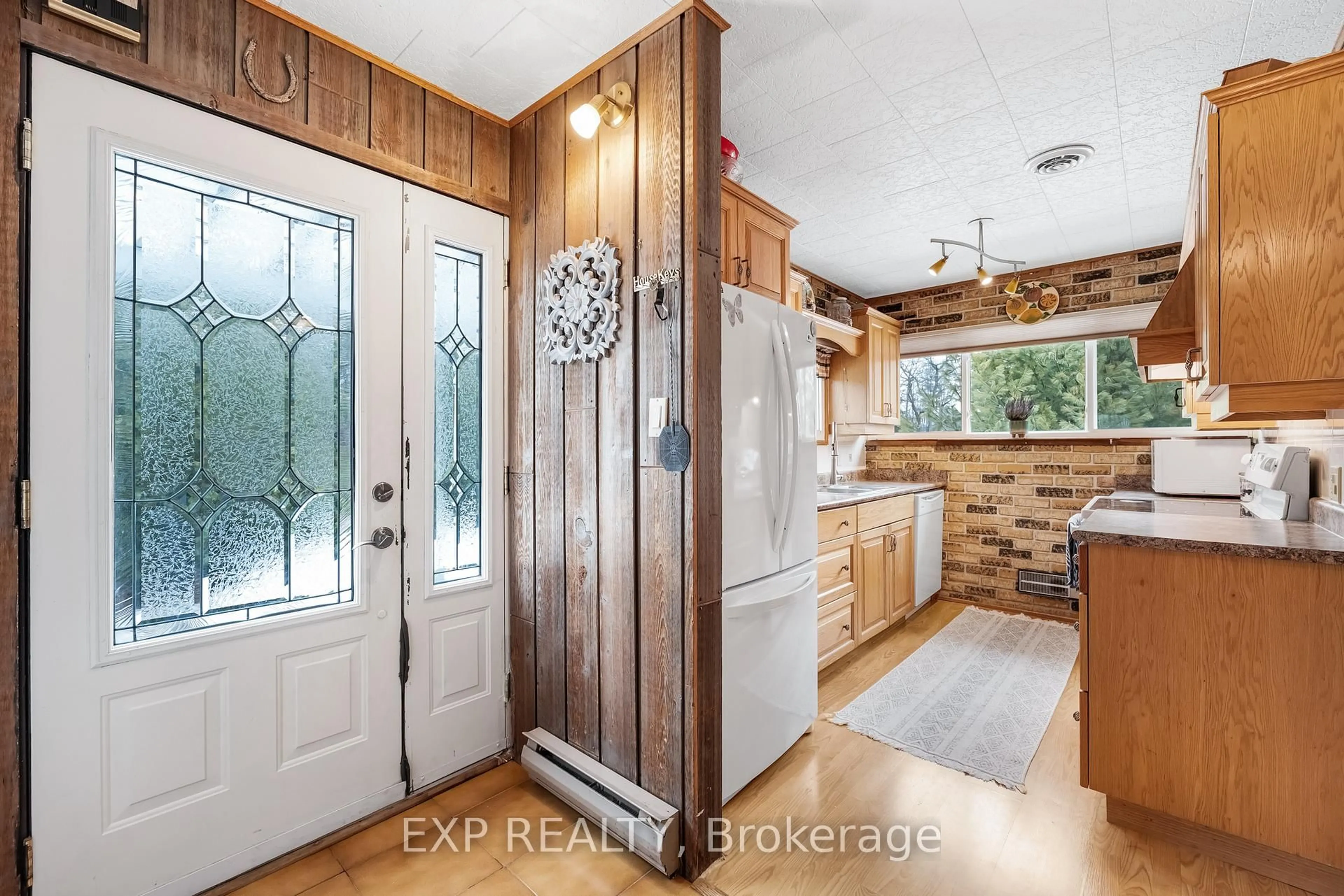 Indoor entryway for 3909 Richview Rd, Innisfil Ontario L9S 2L7