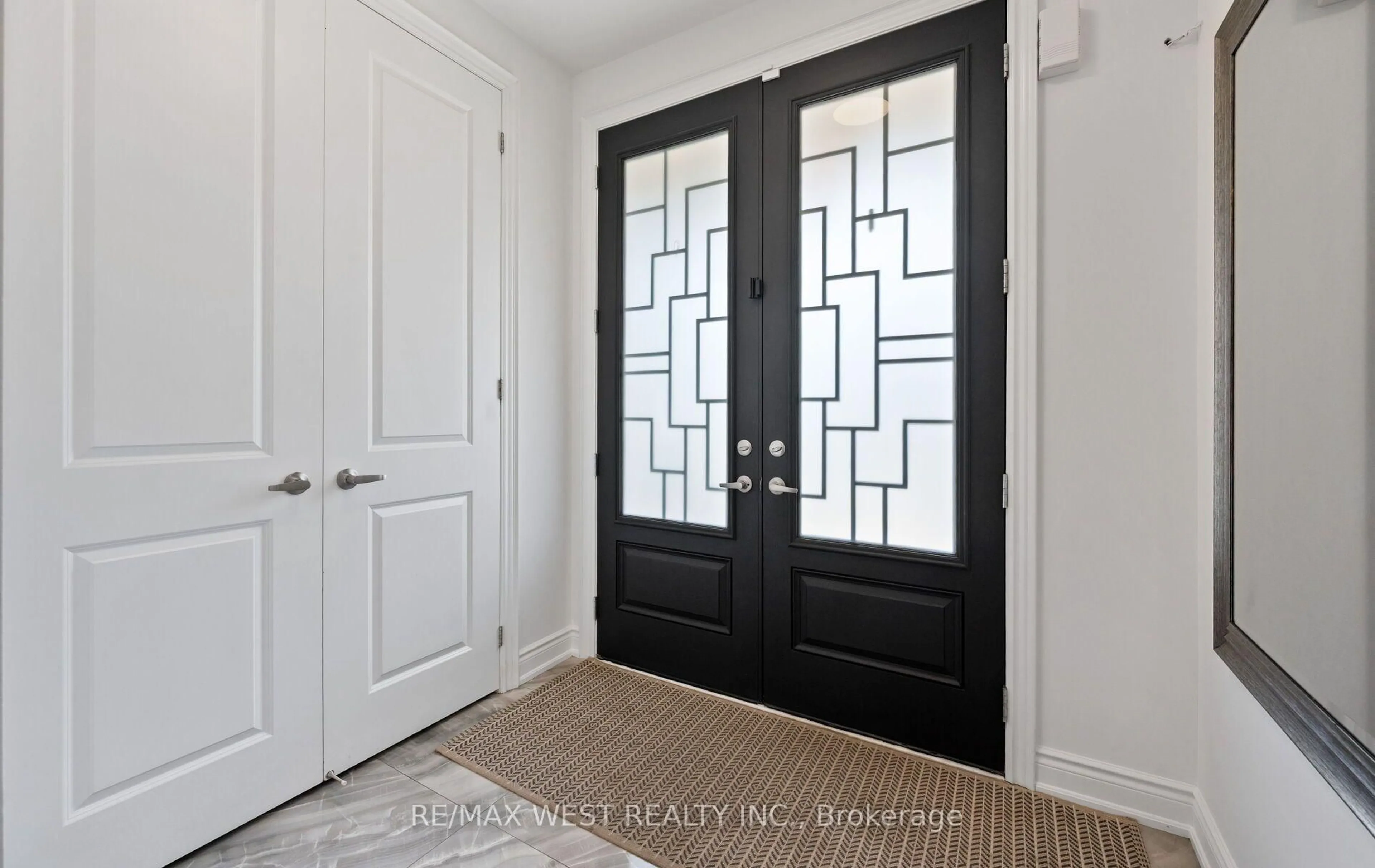 Indoor entryway for 133 Rotondo Cres, Vaughan Ontario L4H 4R1