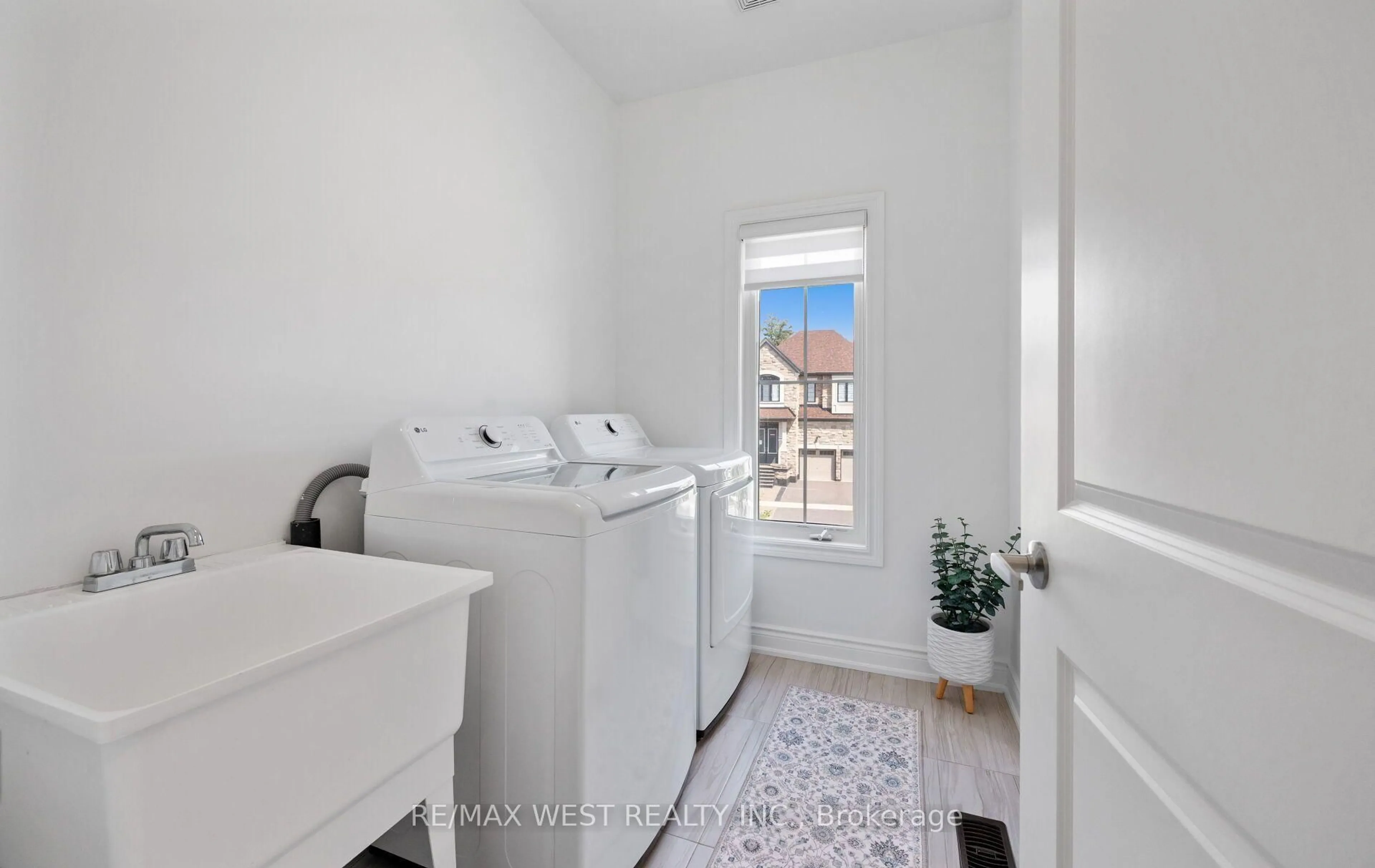 Laundry room for 133 Rotondo Cres, Vaughan Ontario L4H 4R1