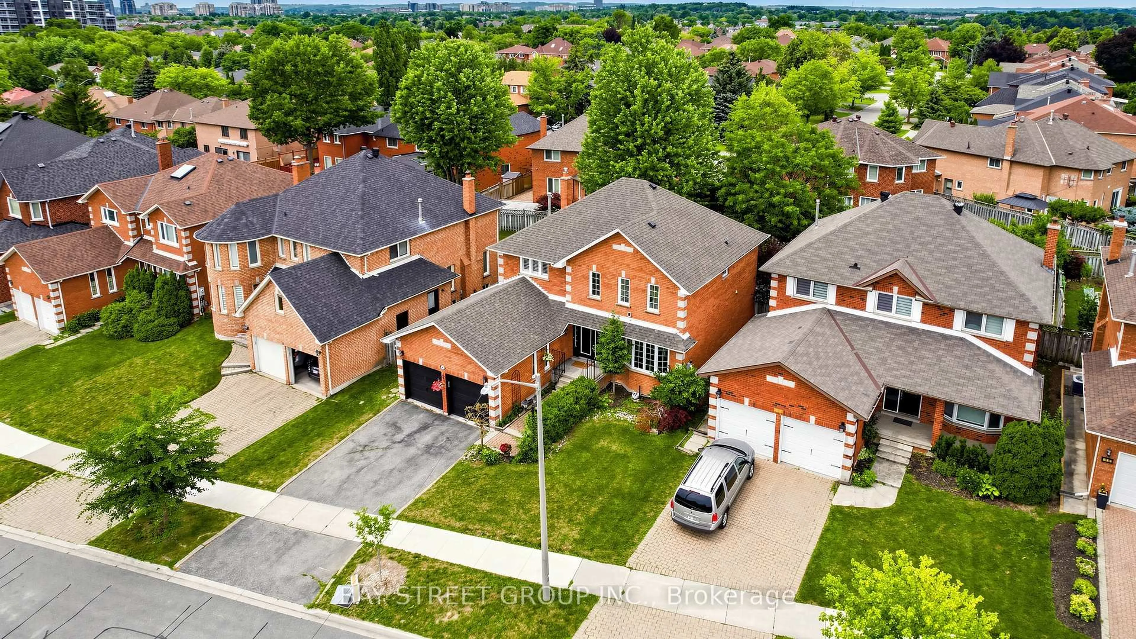 A pic from outside/outdoor area/front of a property/back of a property/a pic from drone, street for 26 Kew Gdns, Richmond Hill Ontario L4B 1R6