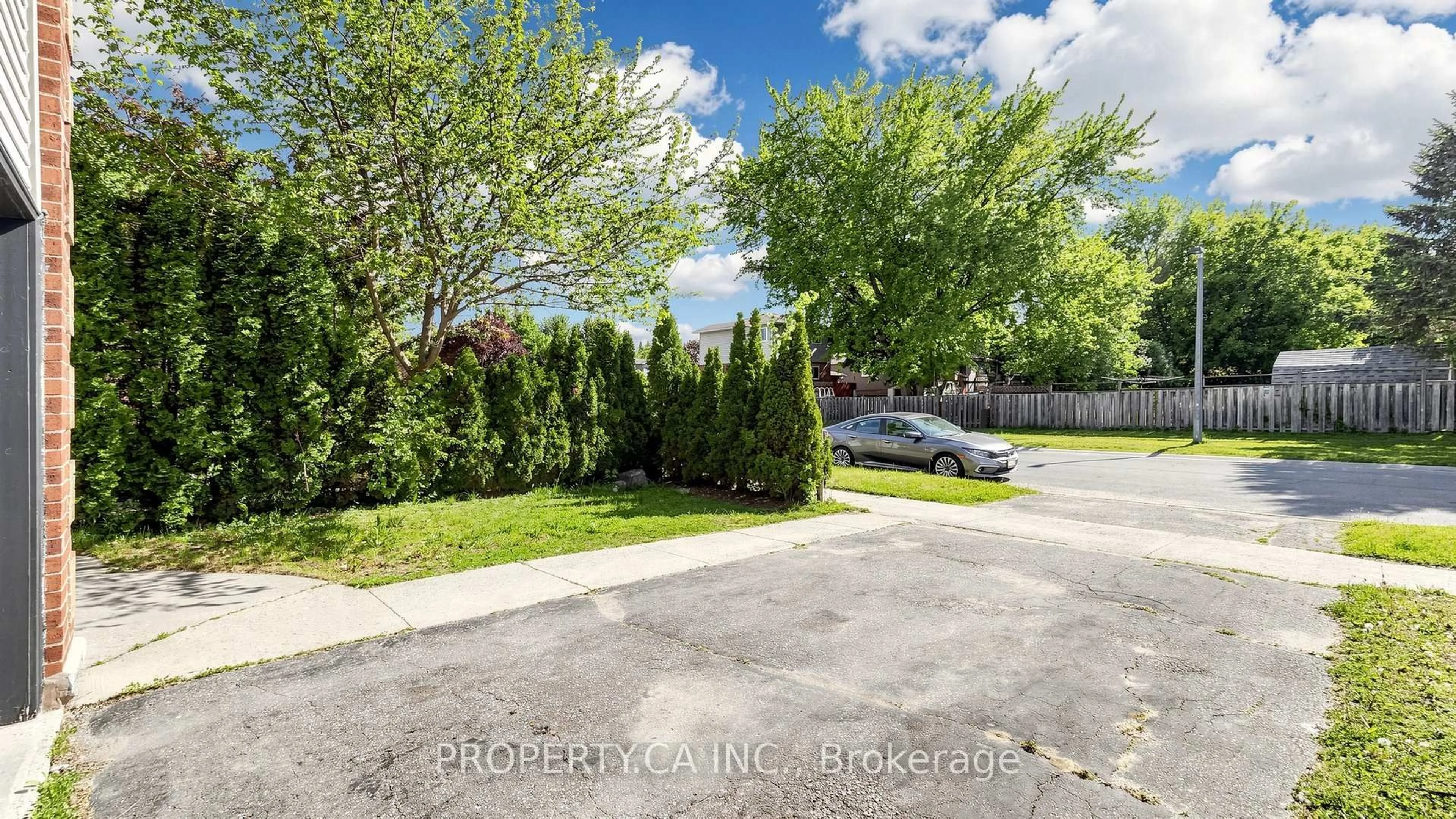 A pic from outside/outdoor area/front of a property/back of a property/a pic from drone, street for 32 Hodgins Ave, Georgina Ontario L4P 3T3