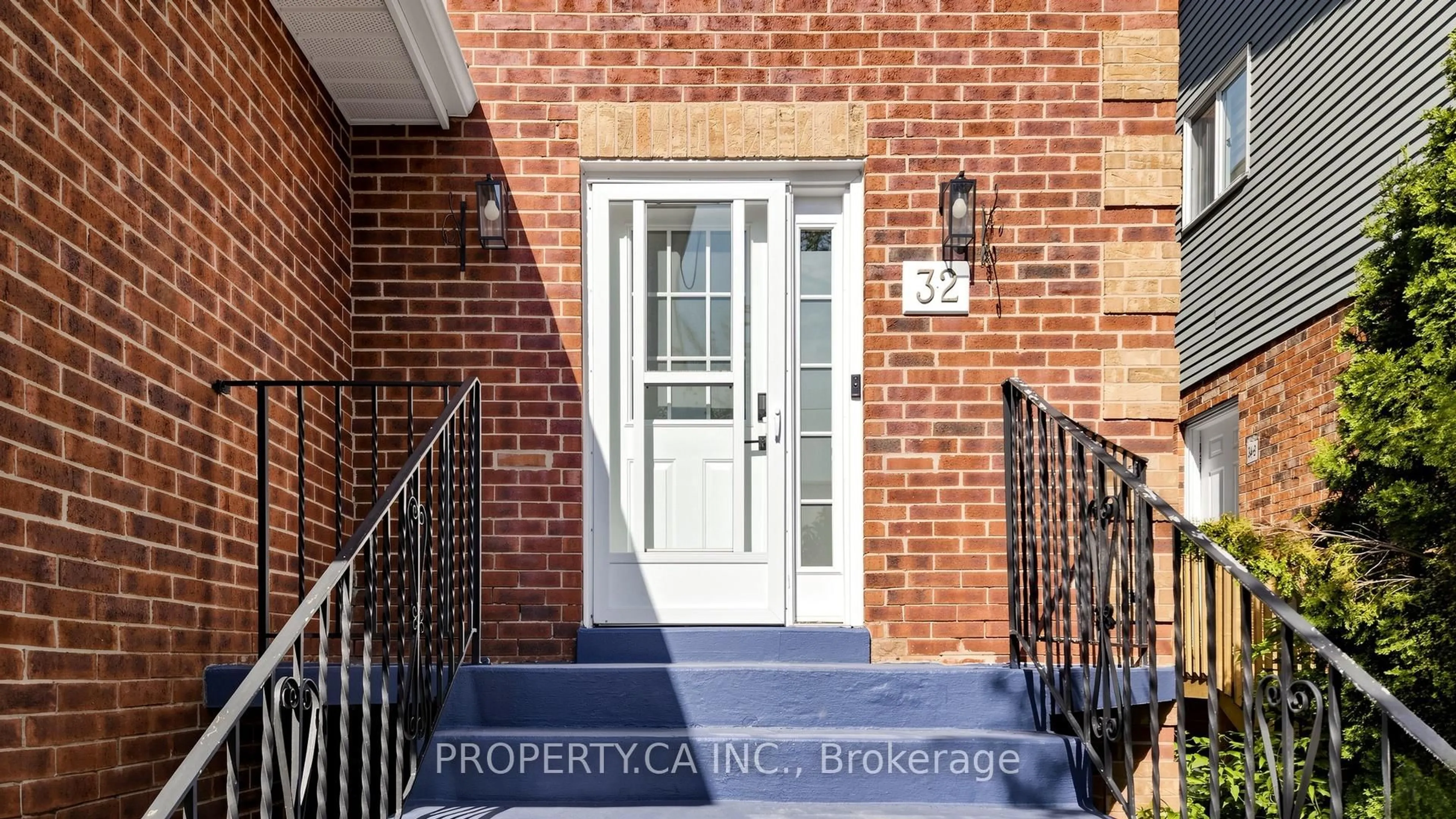 Indoor entryway for 32 Hodgins Ave, Georgina Ontario L4P 3T3