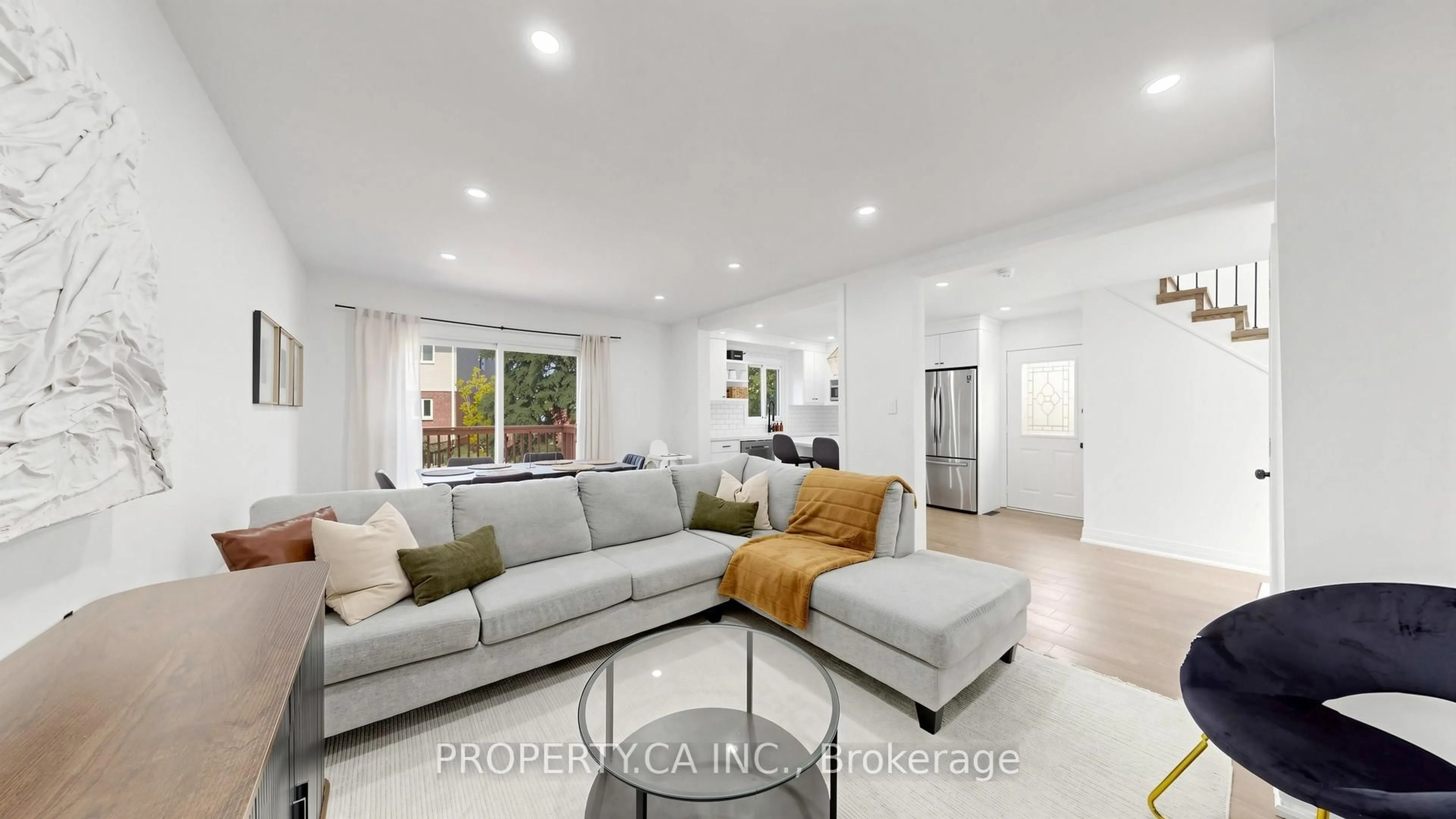 Living room with furniture, unknown for 32 Hodgins Ave, Georgina Ontario L4P 3T3