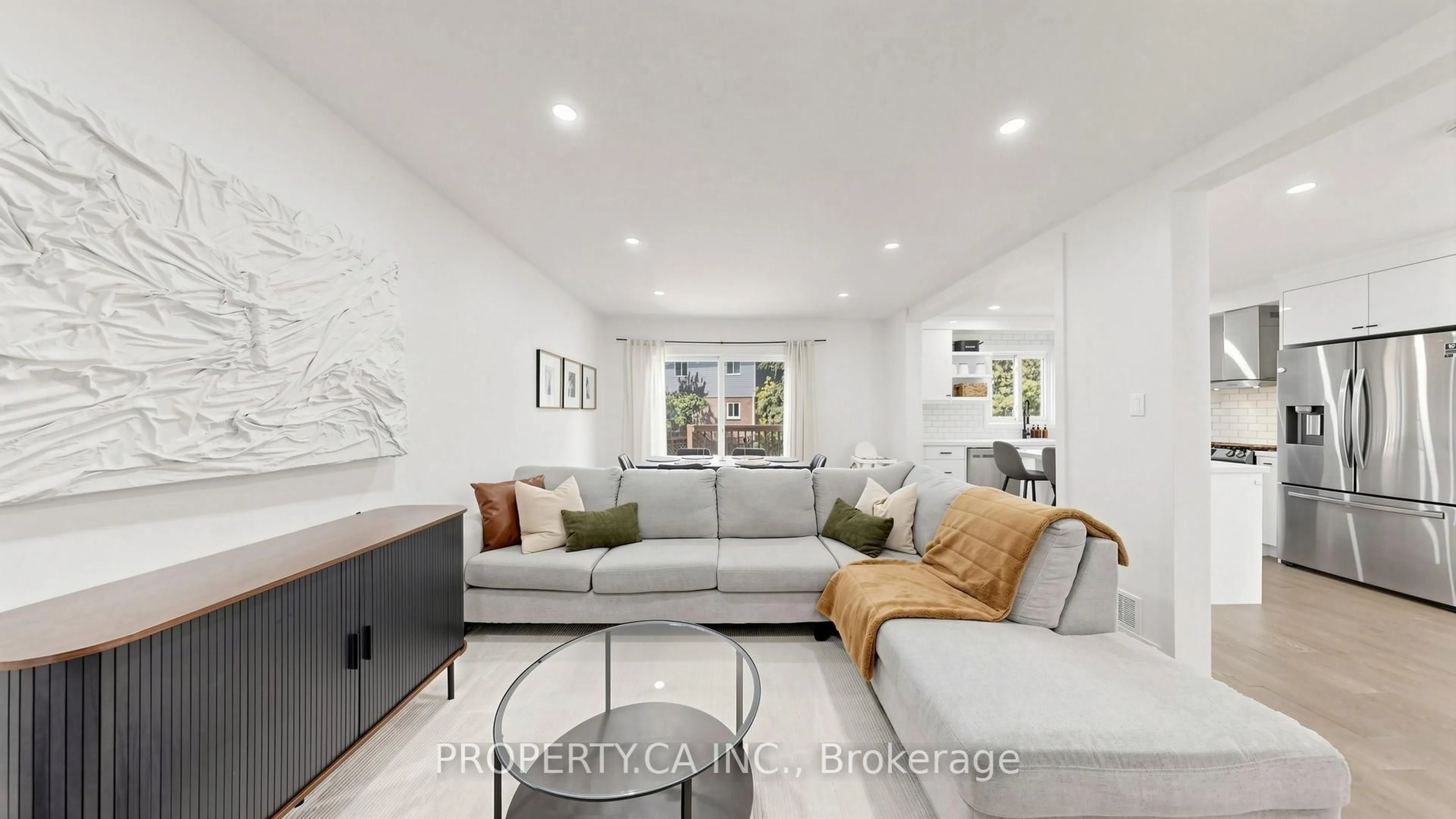 Living room with furniture, unknown for 32 Hodgins Ave, Georgina Ontario L4P 3T3
