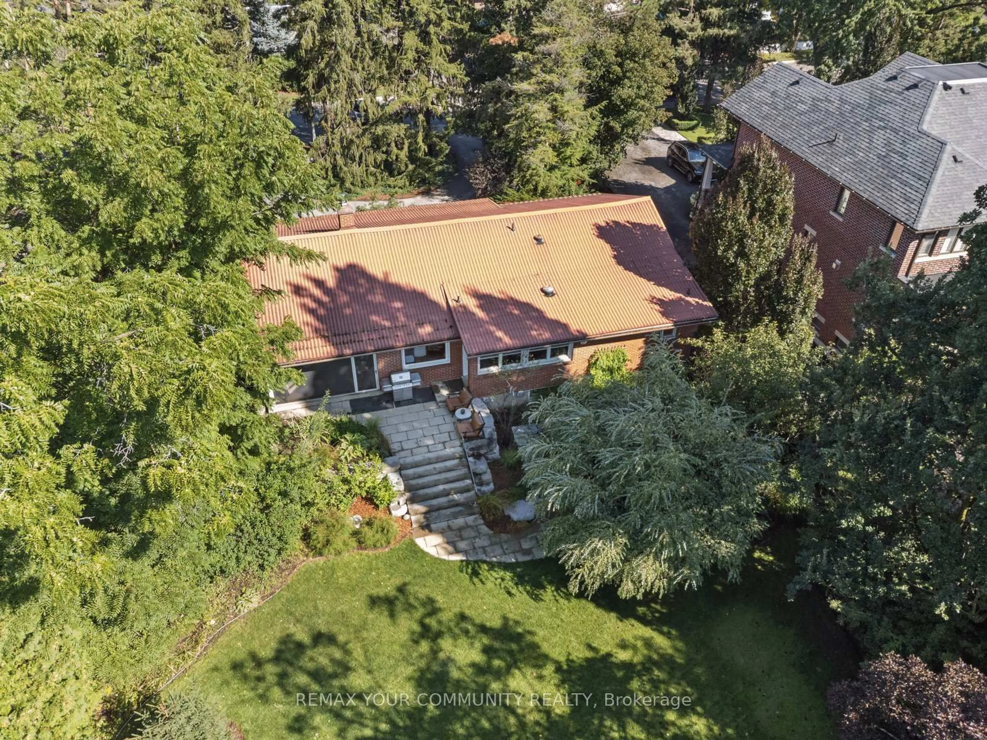 A pic from outside/outdoor area/front of a property/back of a property/a pic from drone, unknown for 238 Mill St, Richmond Hill Ontario L4C 4B3