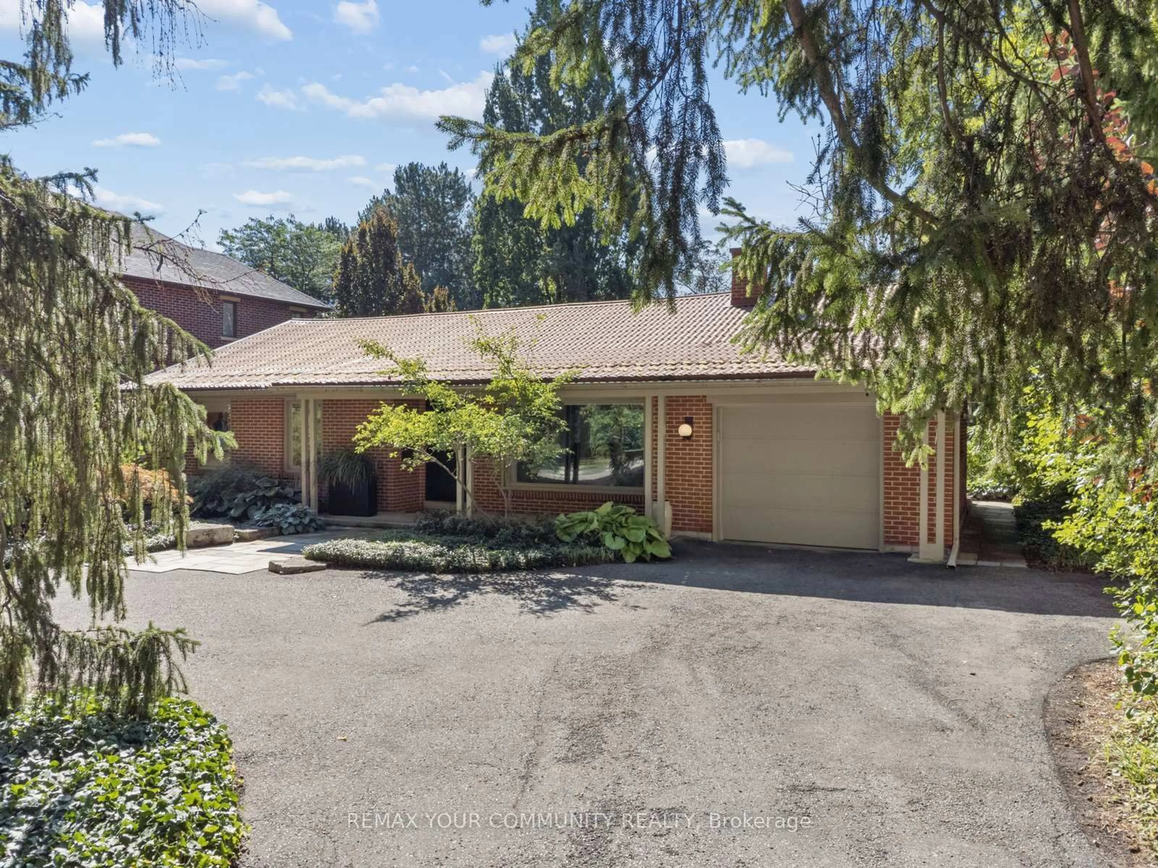 A pic from outside/outdoor area/front of a property/back of a property/a pic from drone, street for 238 Mill St, Richmond Hill Ontario L4C 4B3