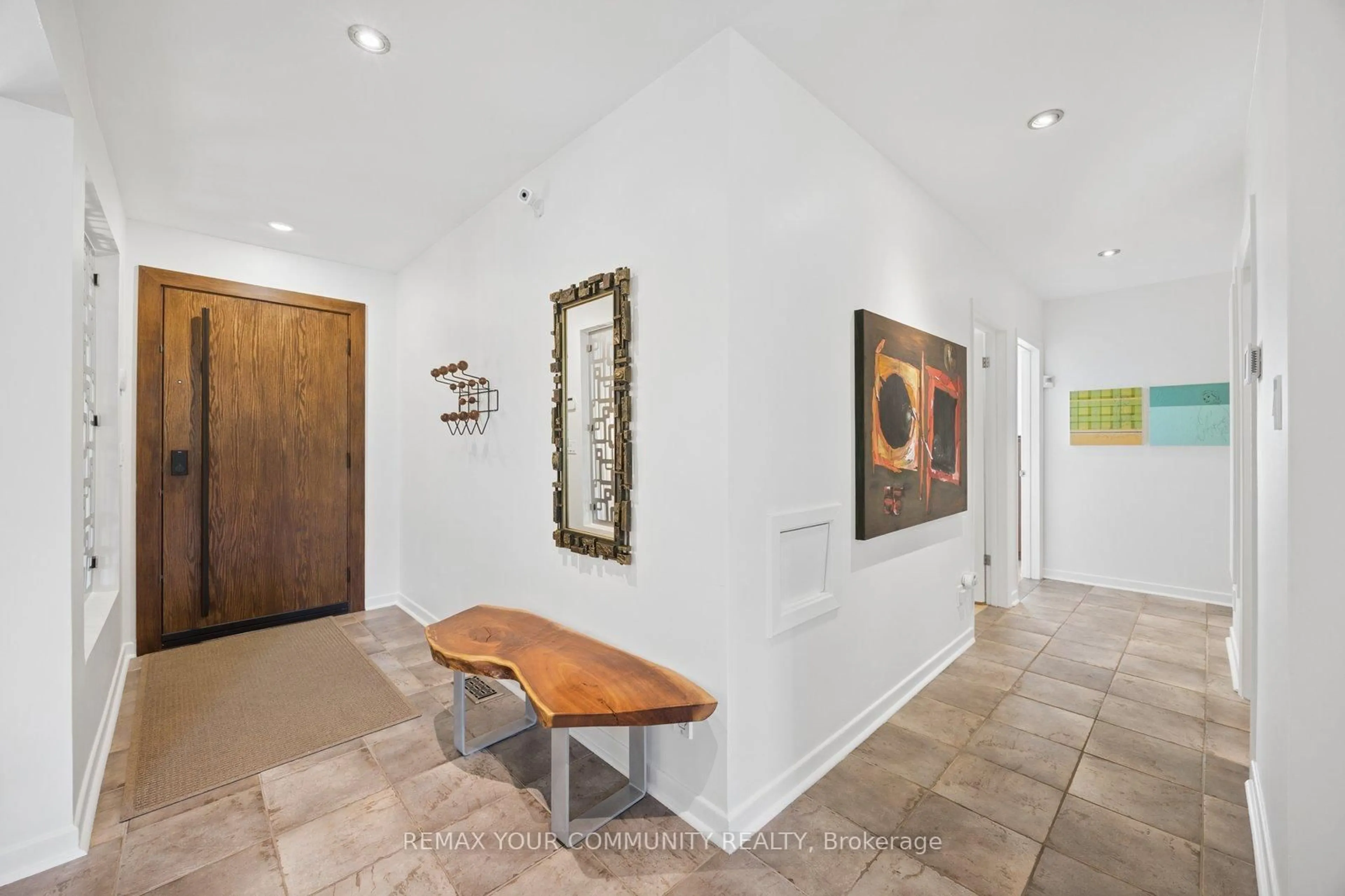 Indoor foyer for 238 Mill St, Richmond Hill Ontario L4C 4B3