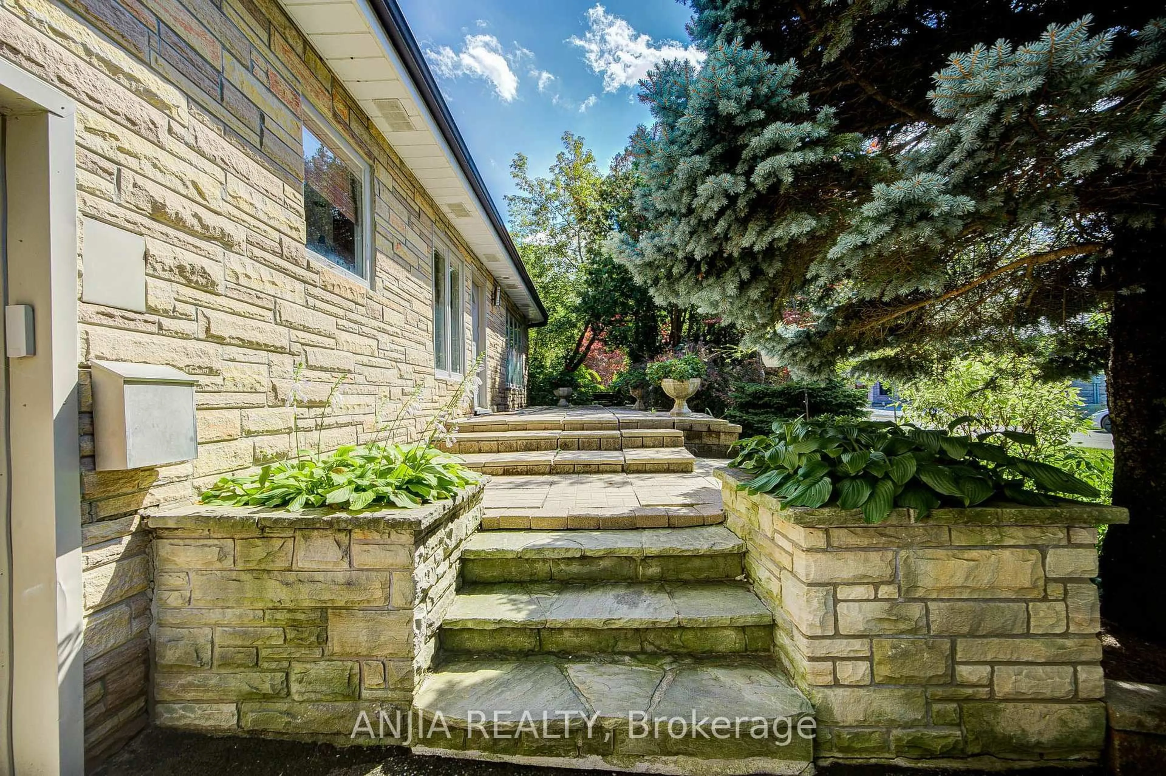 Patio, street for 21 Princess St, Markham Ontario L3P 1K4