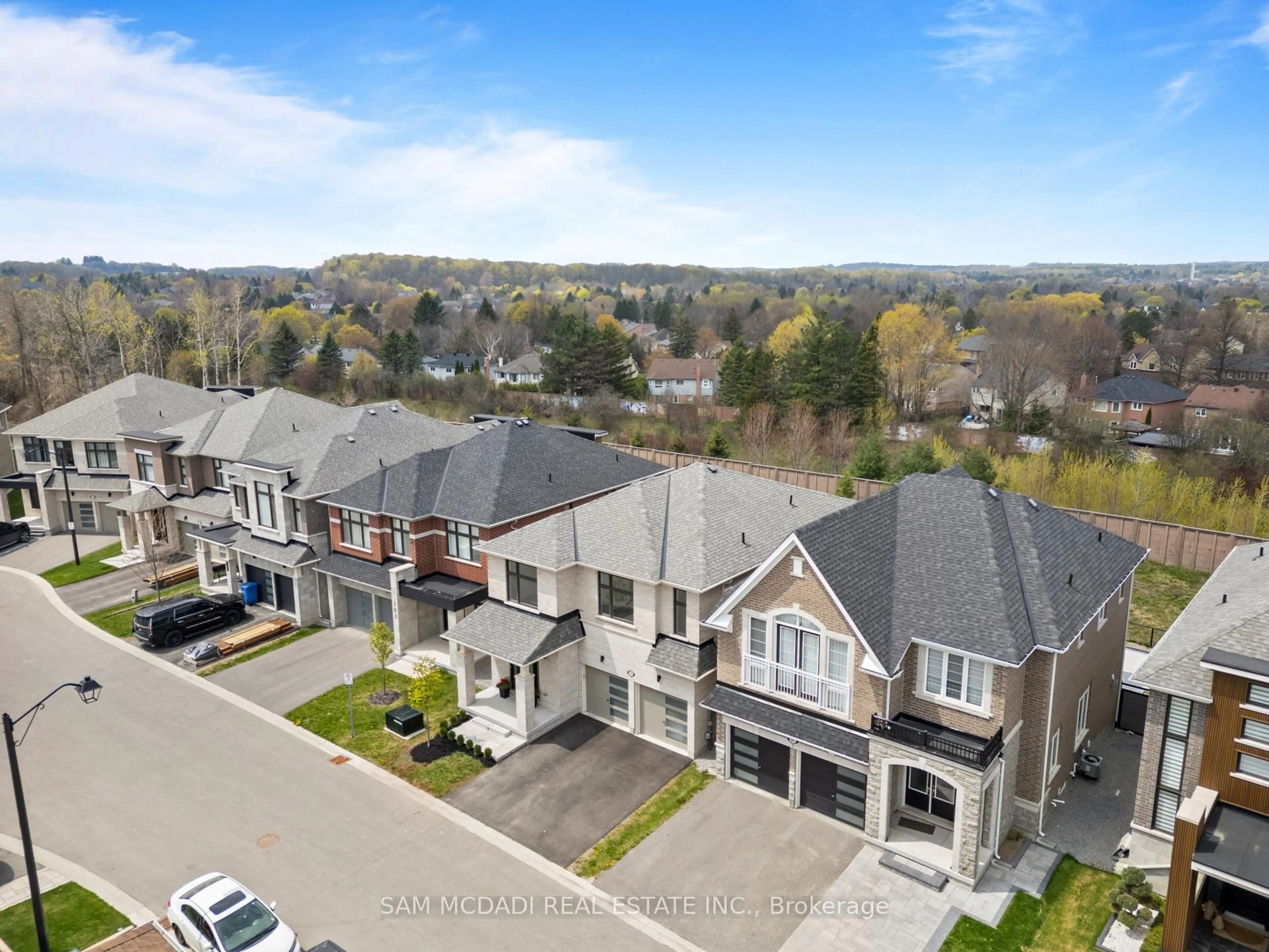 A pic from outside/outdoor area/front of a property/back of a property/a pic from drone, street for 99 Black Walnut Crt, Aurora Ontario L4G 3X7