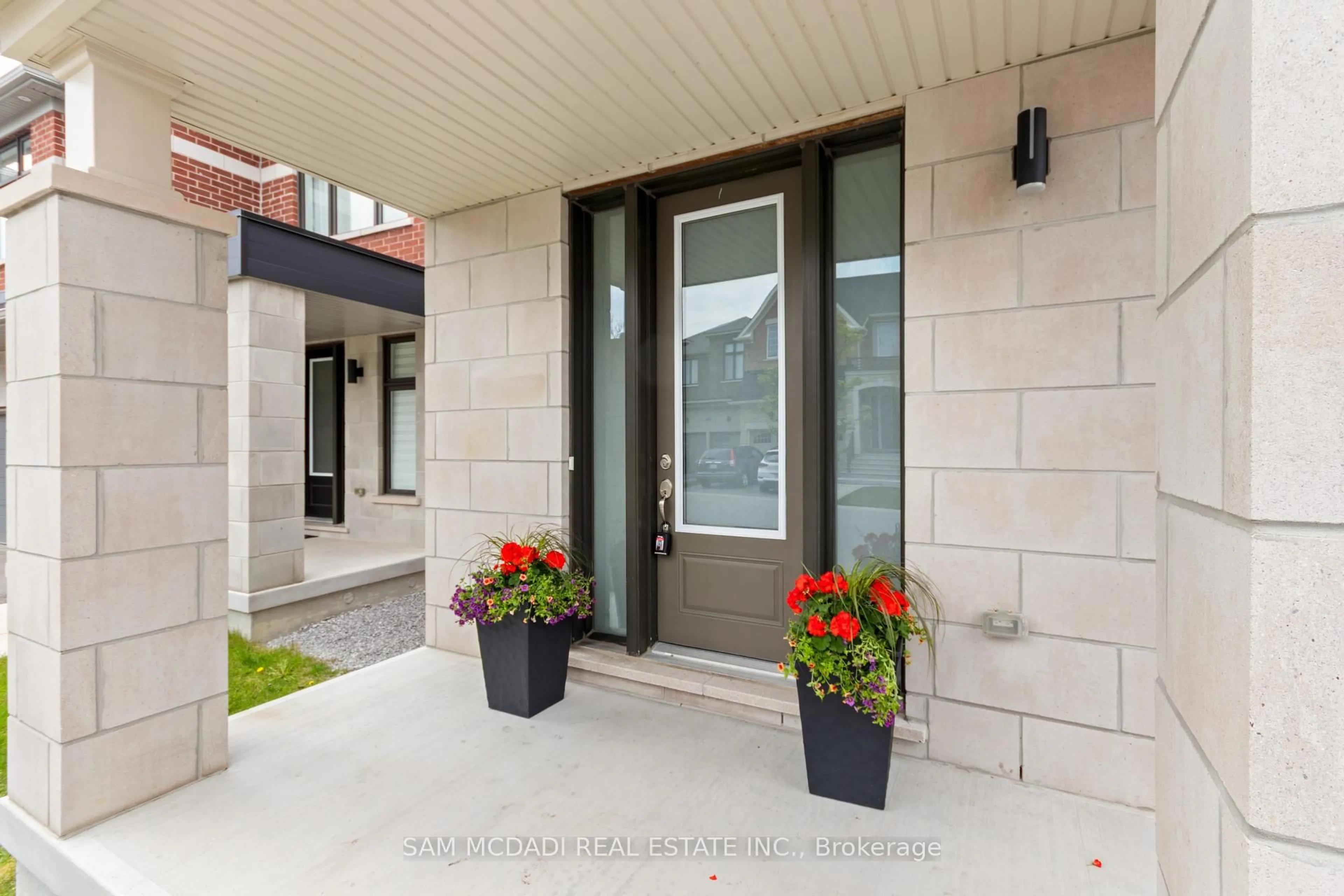 Indoor entryway for 99 Black Walnut Crt, Aurora Ontario L4G 3X7