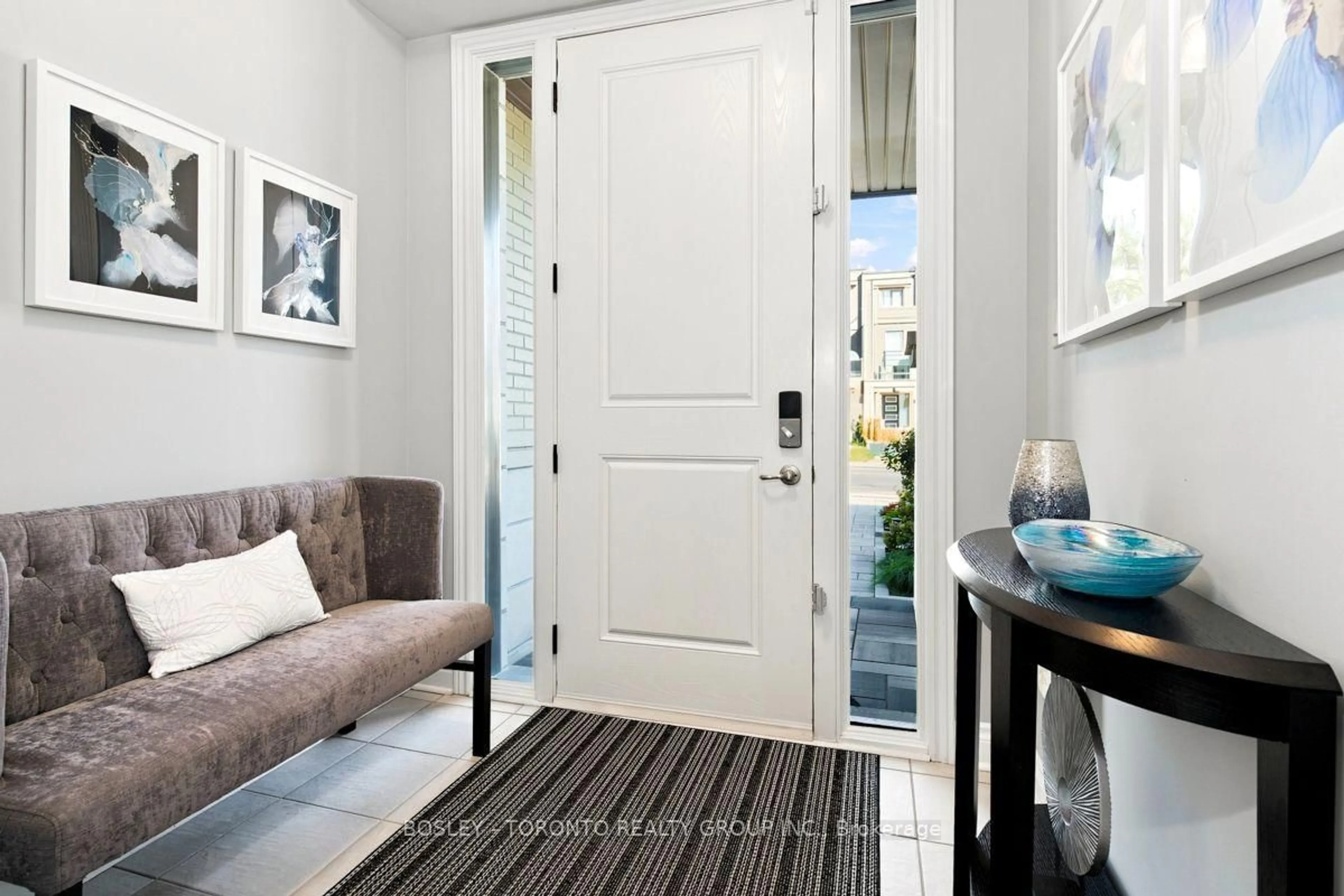 Indoor entryway for 581 Marc Santi Blvd, Vaughan Ontario L6A 4Z8