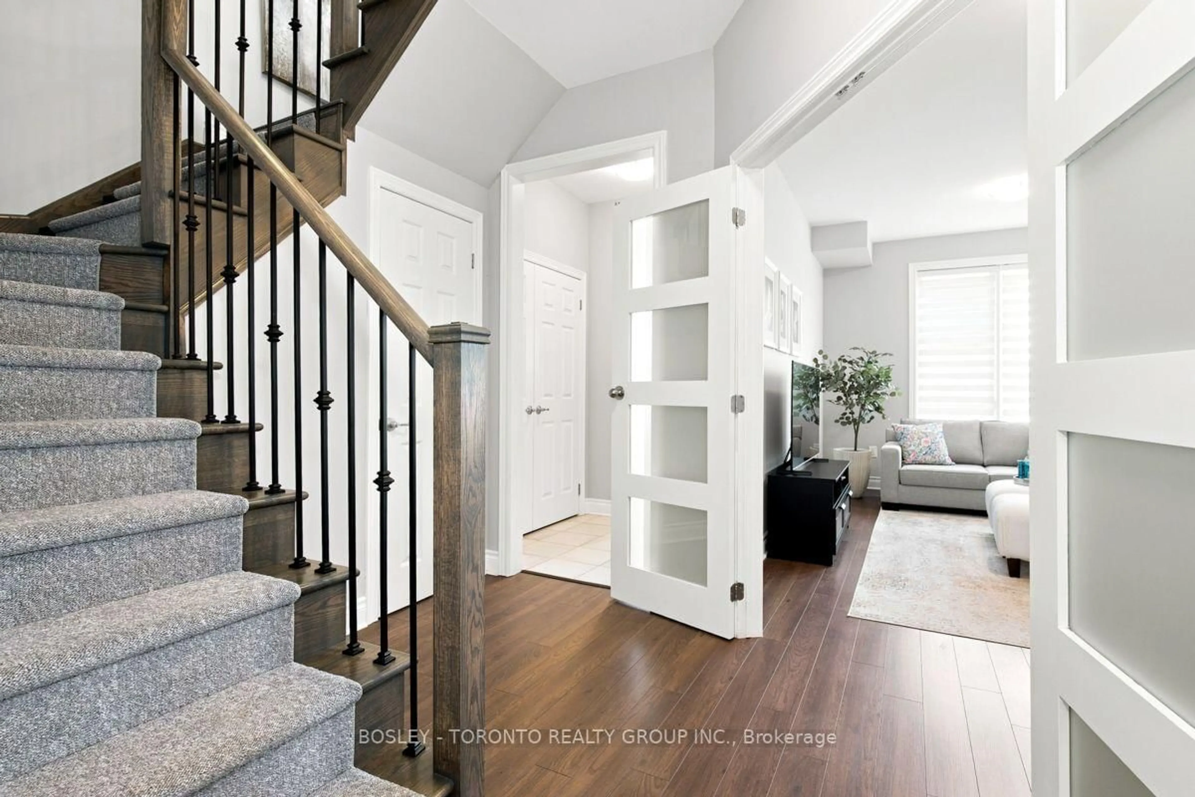 Indoor entryway for 581 Marc Santi Blvd, Vaughan Ontario L6A 4Z8