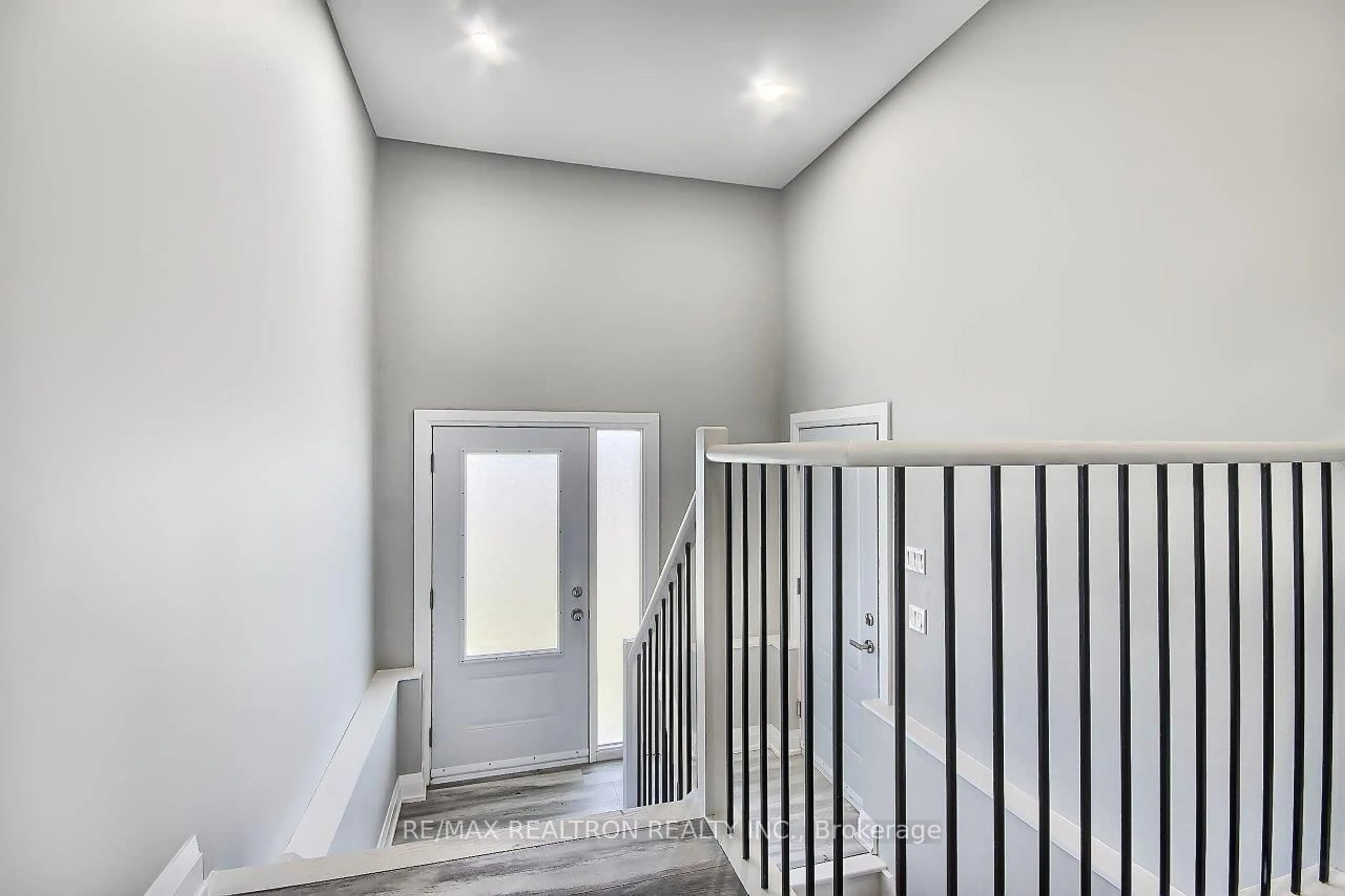 Indoor entryway for 794 Rockaway Rd, Georgina Ontario L0E 1S0