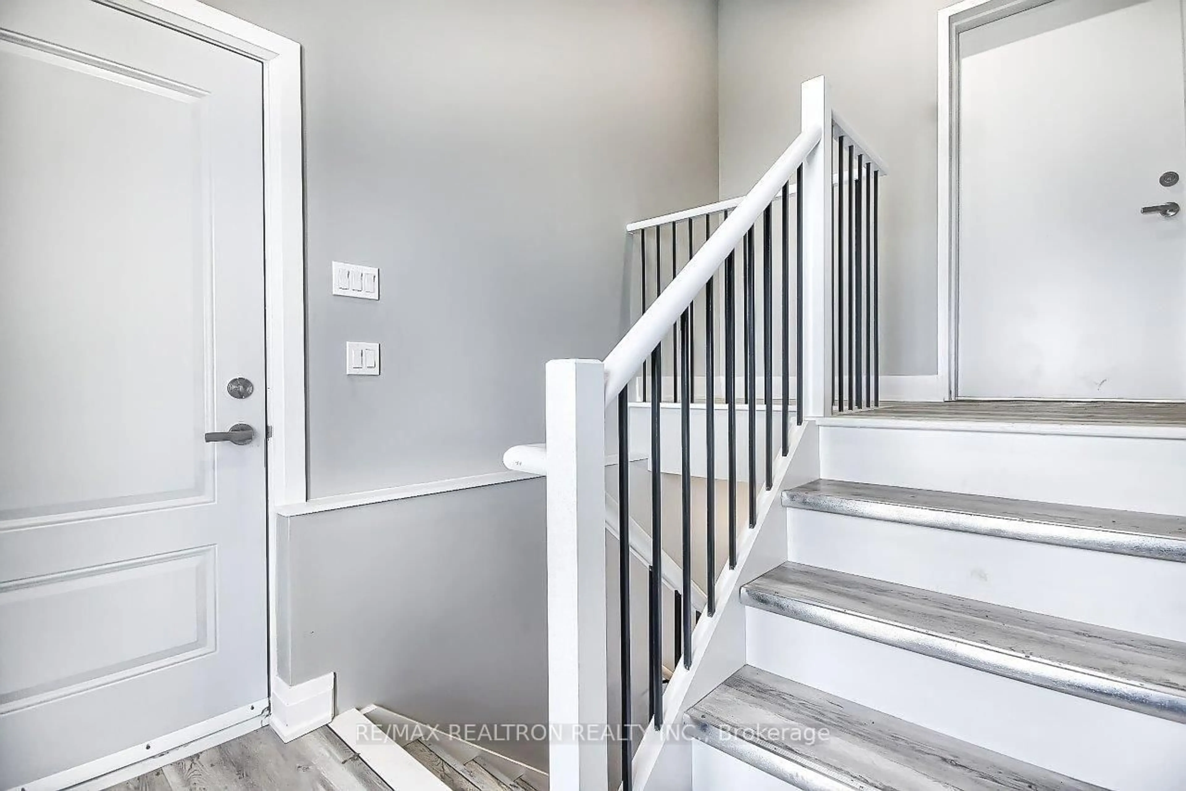 Indoor entryway for 794 Rockaway Rd, Georgina Ontario L0E 1S0
