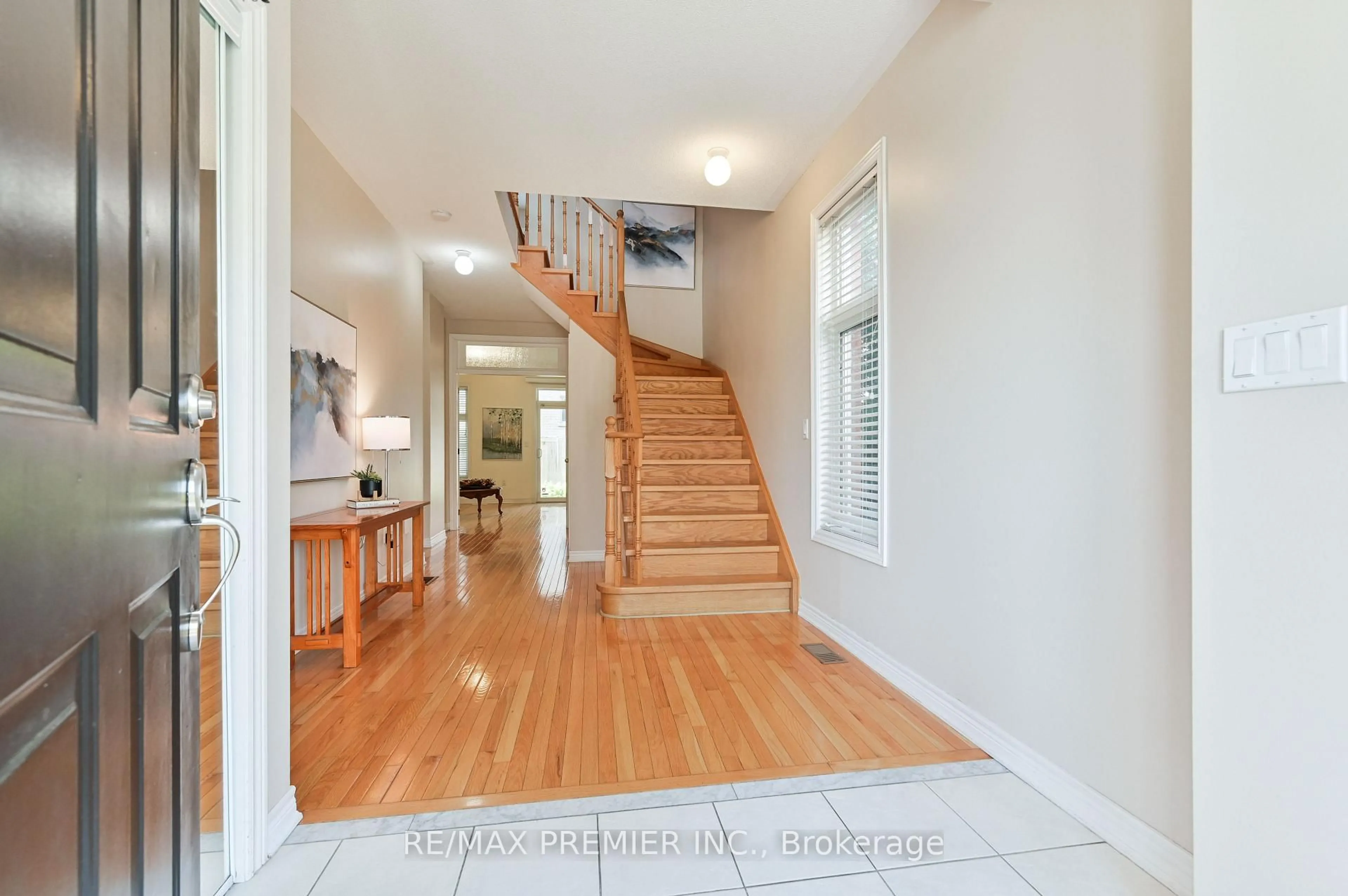 Indoor entryway for 36 Helen St, Vaughan Ontario L4L 3S3