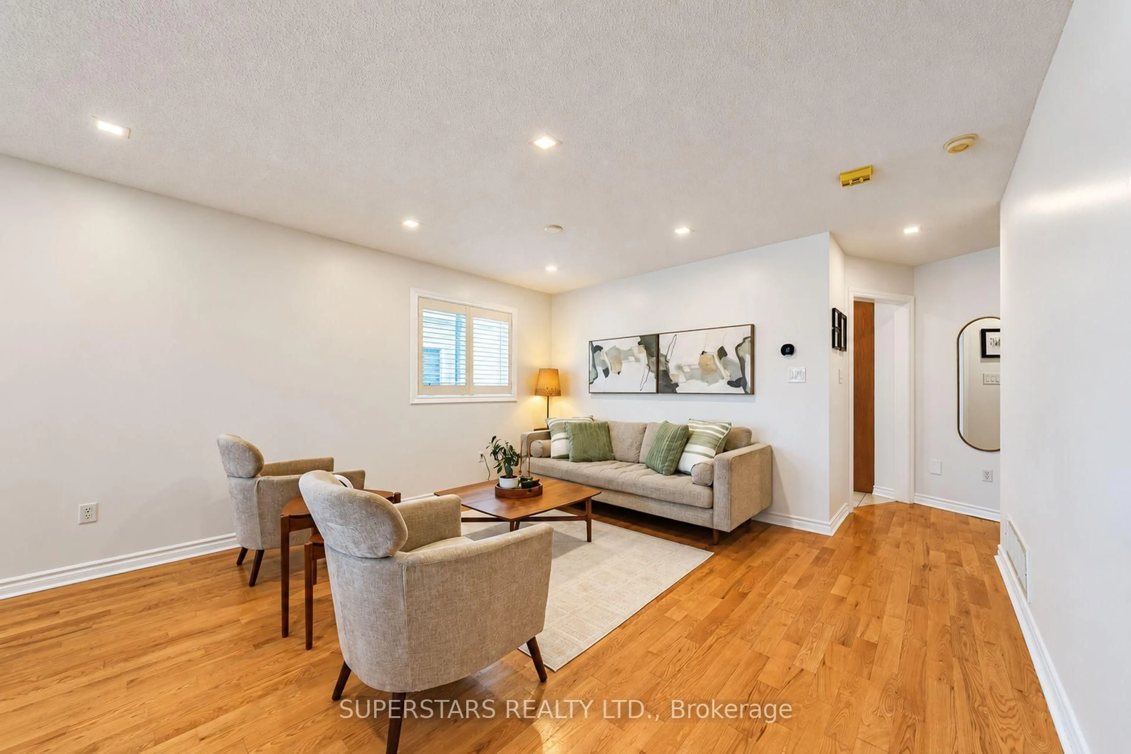 Living room with furniture, wood/laminate floor for 167 Humberland Dr, Richmond Hill Ontario L4E 3S9