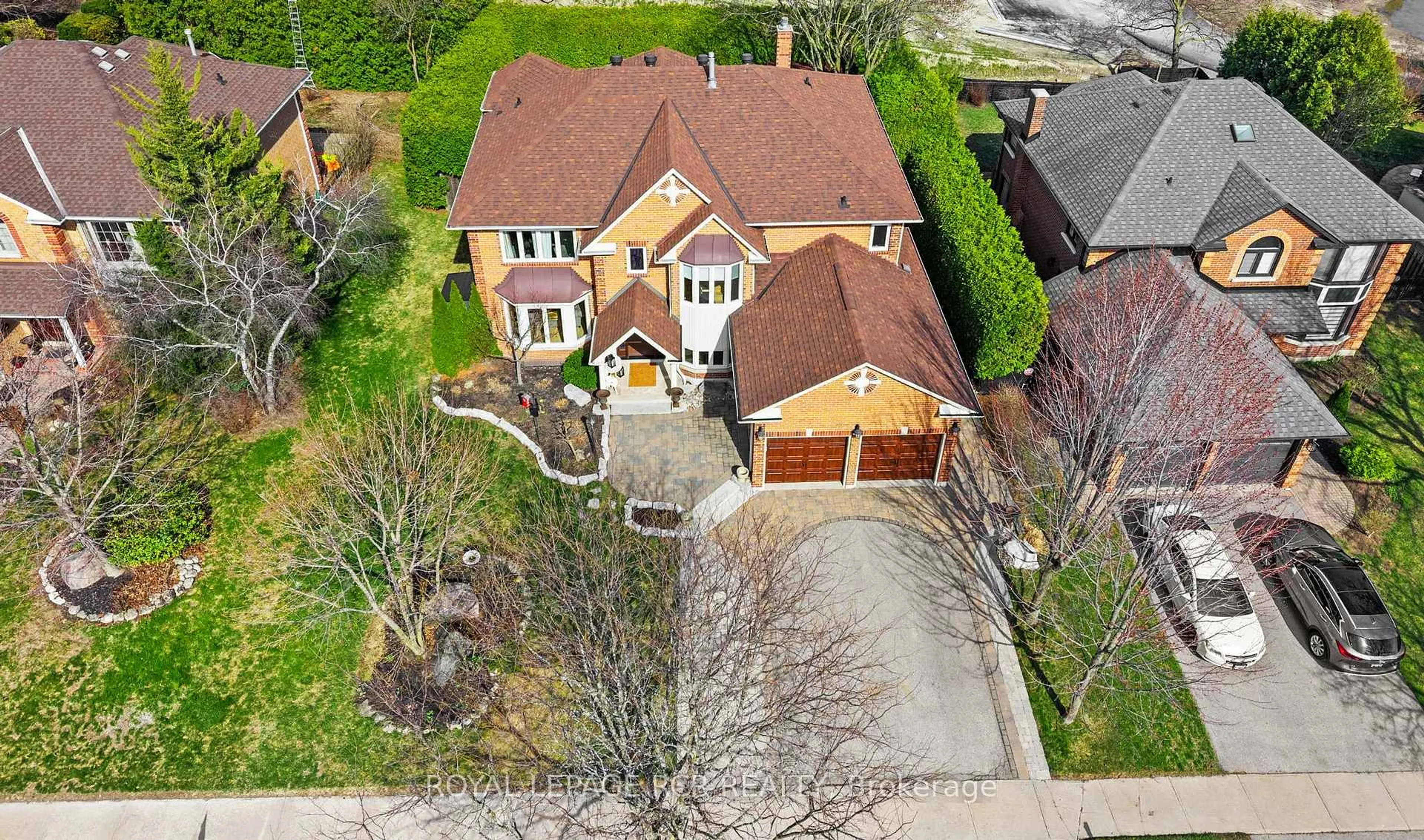 A pic from outside/outdoor area/front of a property/back of a property/a pic from drone, street for 409 Alex Doner Dr, Newmarket Ontario L3X 1C6